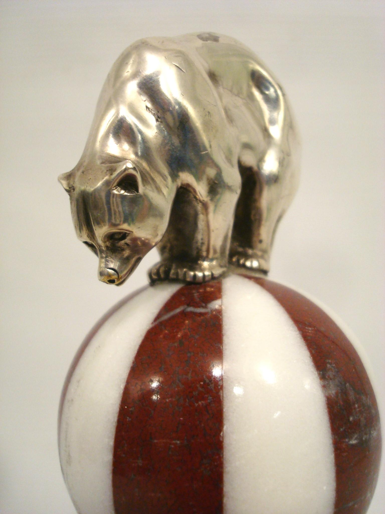 Bronzo Orso Art Deco sopra il ballo del circo, ornamento per il cappuccio della mascotte di un'auto, Francia, 1920 in vendita