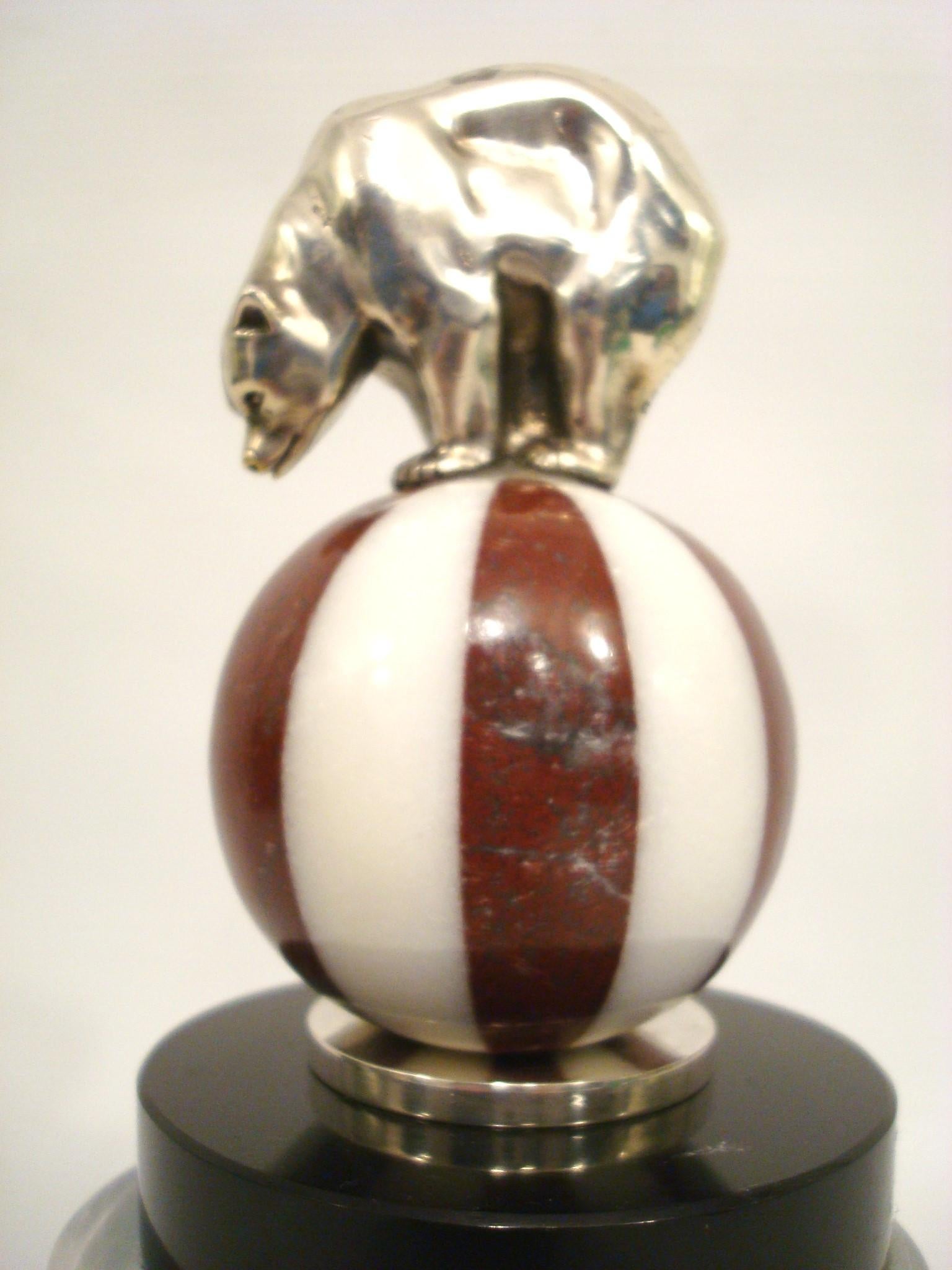 Orso Art Deco sopra il ballo del circo, ornamento per il cappuccio della mascotte di un'auto, Francia, 1920 in vendita 1