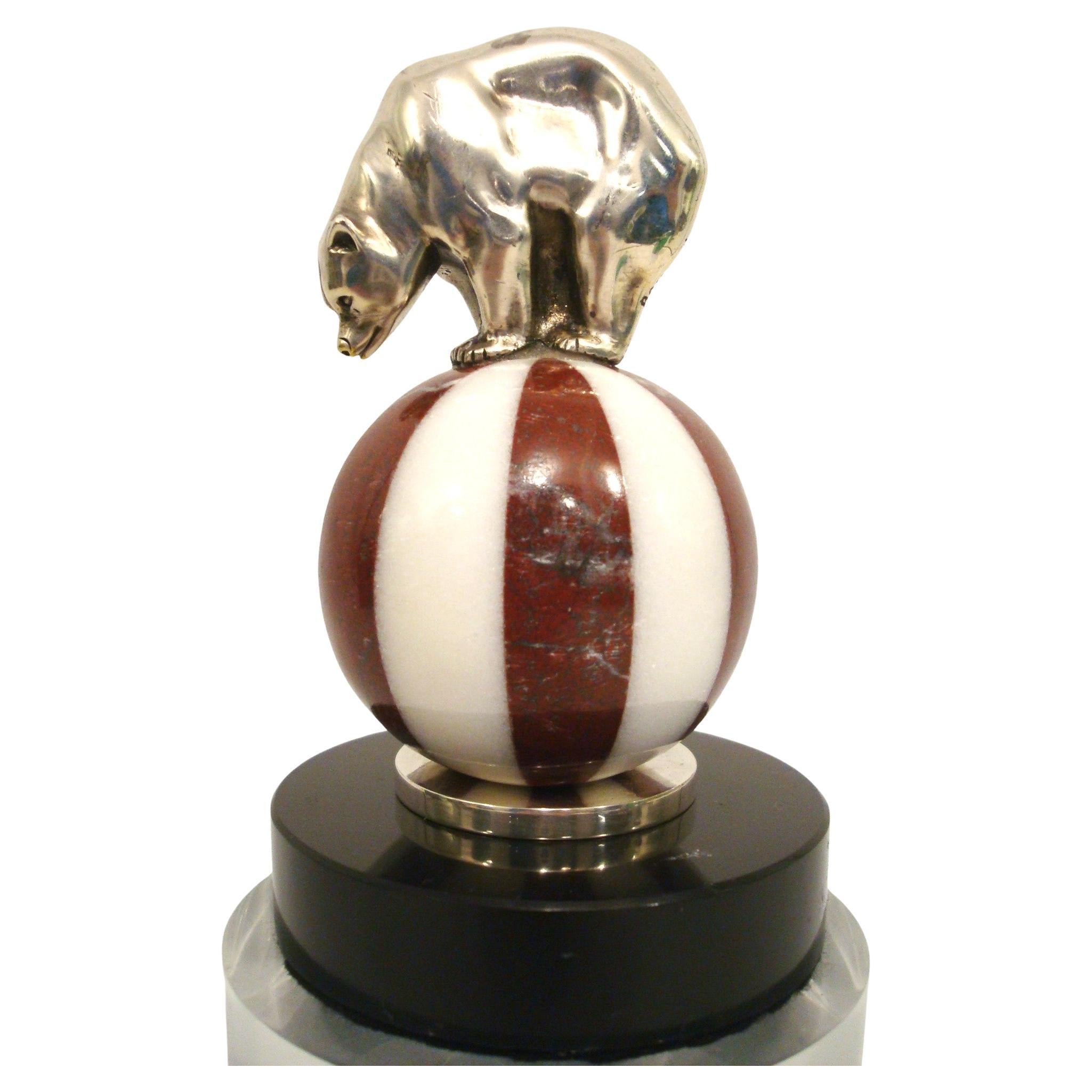 Orso Art Deco sopra il ballo del circo, ornamento per il cappuccio della mascotte di un'auto, Francia, 1920 in vendita