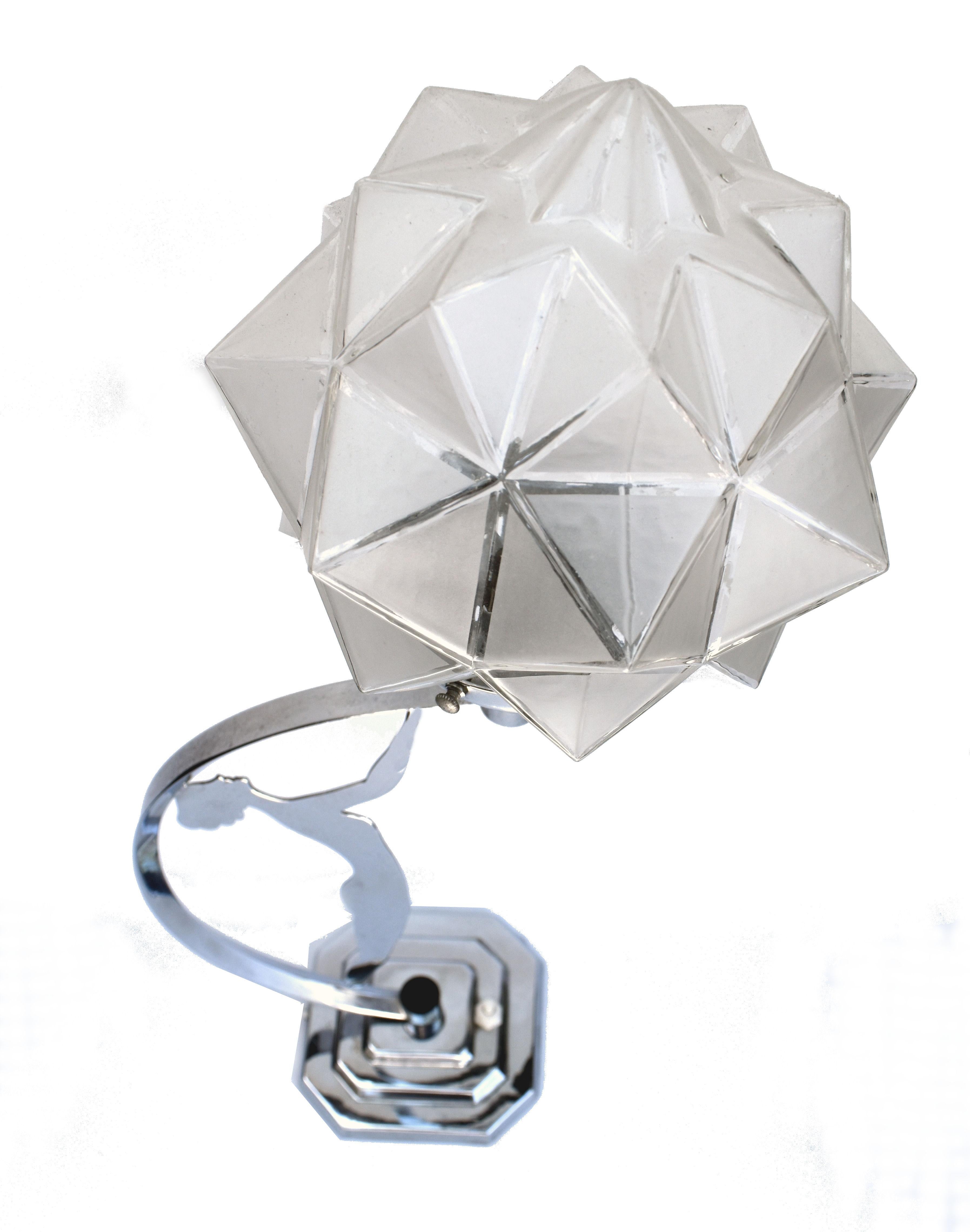 Nous vous proposons cette superbe lampe chromée Art déco des années 1930 représentant une dame posée en deux dimensions avec un abat-jour en verre à effet givré. Originaire d'Angleterre. Ces lampes sont de plus en plus difficiles à trouver. L'état