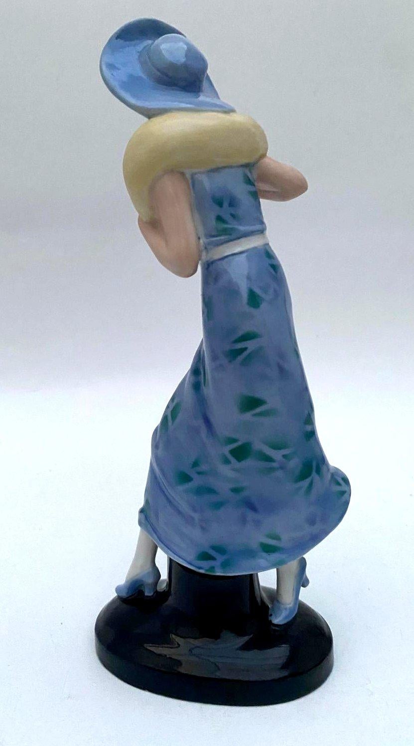Per la tua considerazione c'è questa statuetta di ragazza flapper in porcellana smaltata, molto attraente e assolutamente Art Deco, risalente al 1935 circa. La sua altezza è impressionante: 23,5 cm in tutto. Questa meravigliosa figura ha le