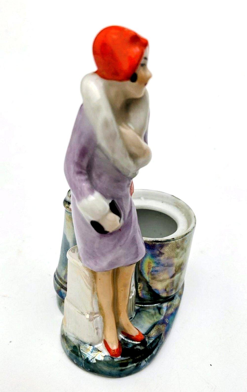 Art Déco Scatola per cipria Art Deco con statuetta di una bella ragazza Flapper, francese, 1935 ca. in vendita