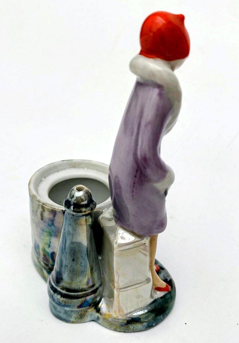 Francese Scatola per cipria Art Deco con statuetta di una bella ragazza Flapper, francese, 1935 ca. in vendita