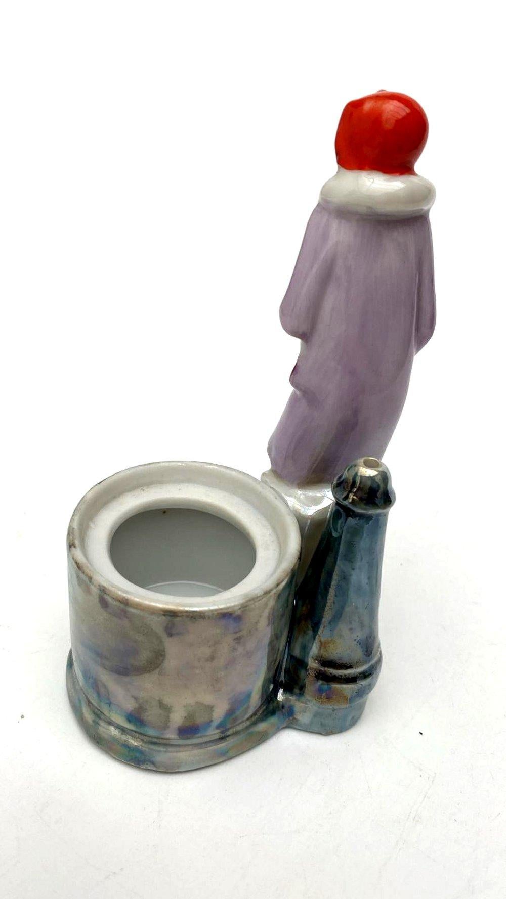 Dipinto a mano Scatola per cipria Art Deco con statuetta di una bella ragazza Flapper, francese, 1935 ca. in vendita