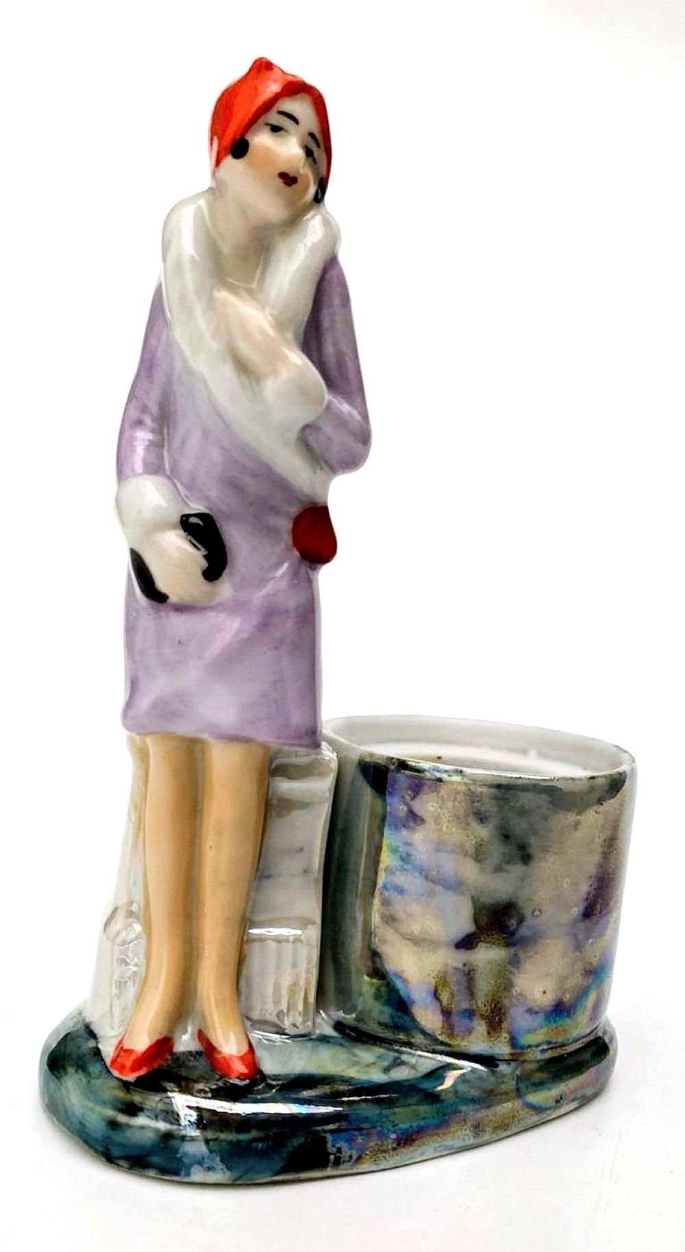 XX secolo Scatola per cipria Art Deco con statuetta di una bella ragazza Flapper, francese, 1935 ca. in vendita