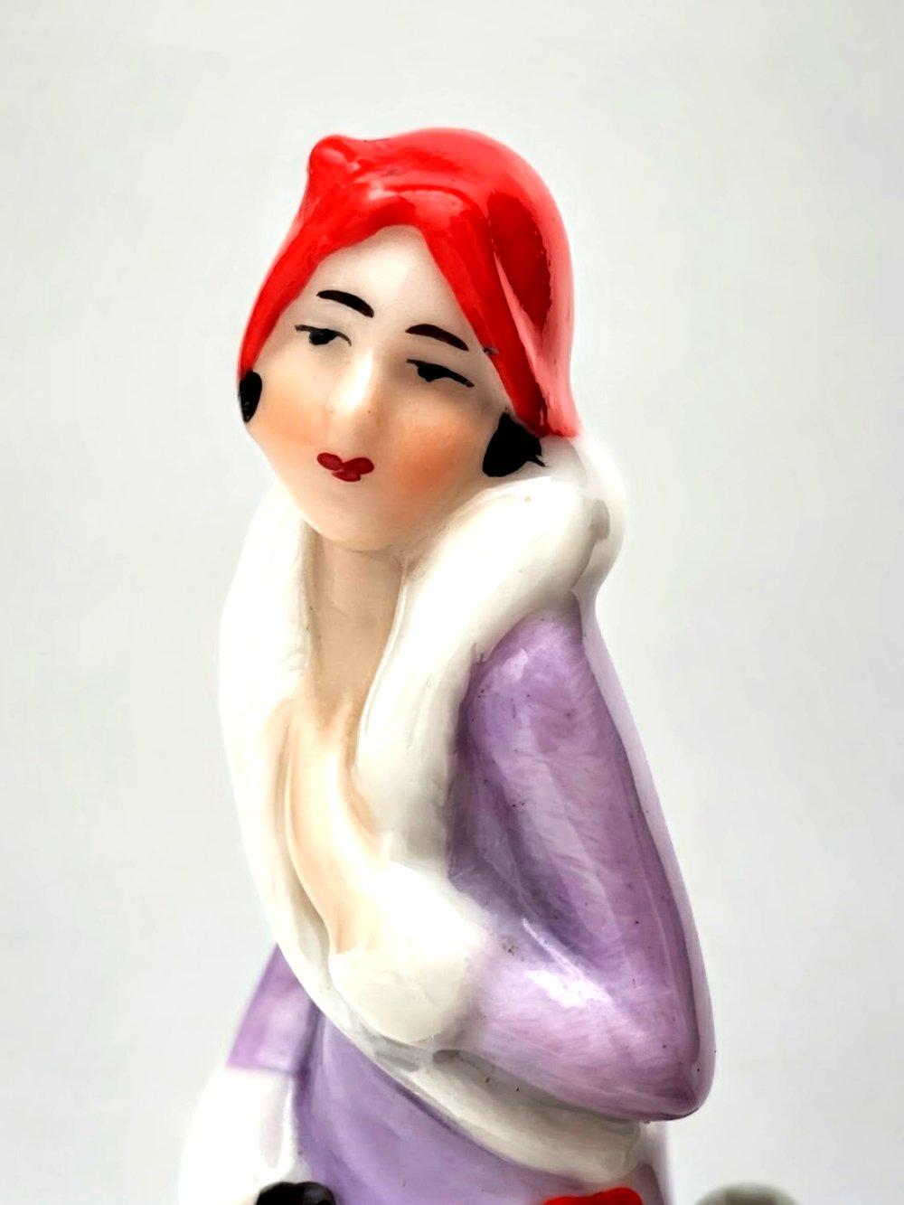 Porcellana Scatola per cipria Art Deco con statuetta di una bella ragazza Flapper, francese, 1935 ca. in vendita