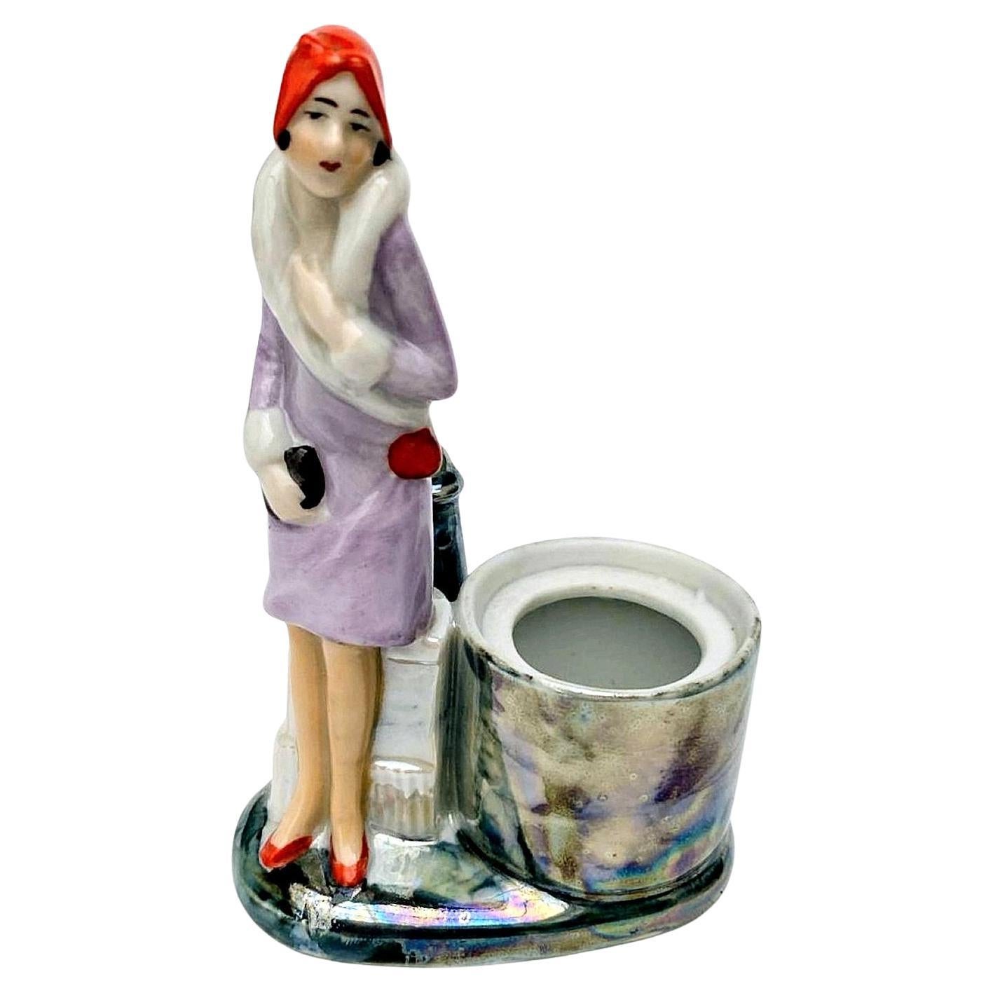 Scatola per cipria Art Deco con statuetta di una bella ragazza Flapper, francese, 1935 ca. in vendita
