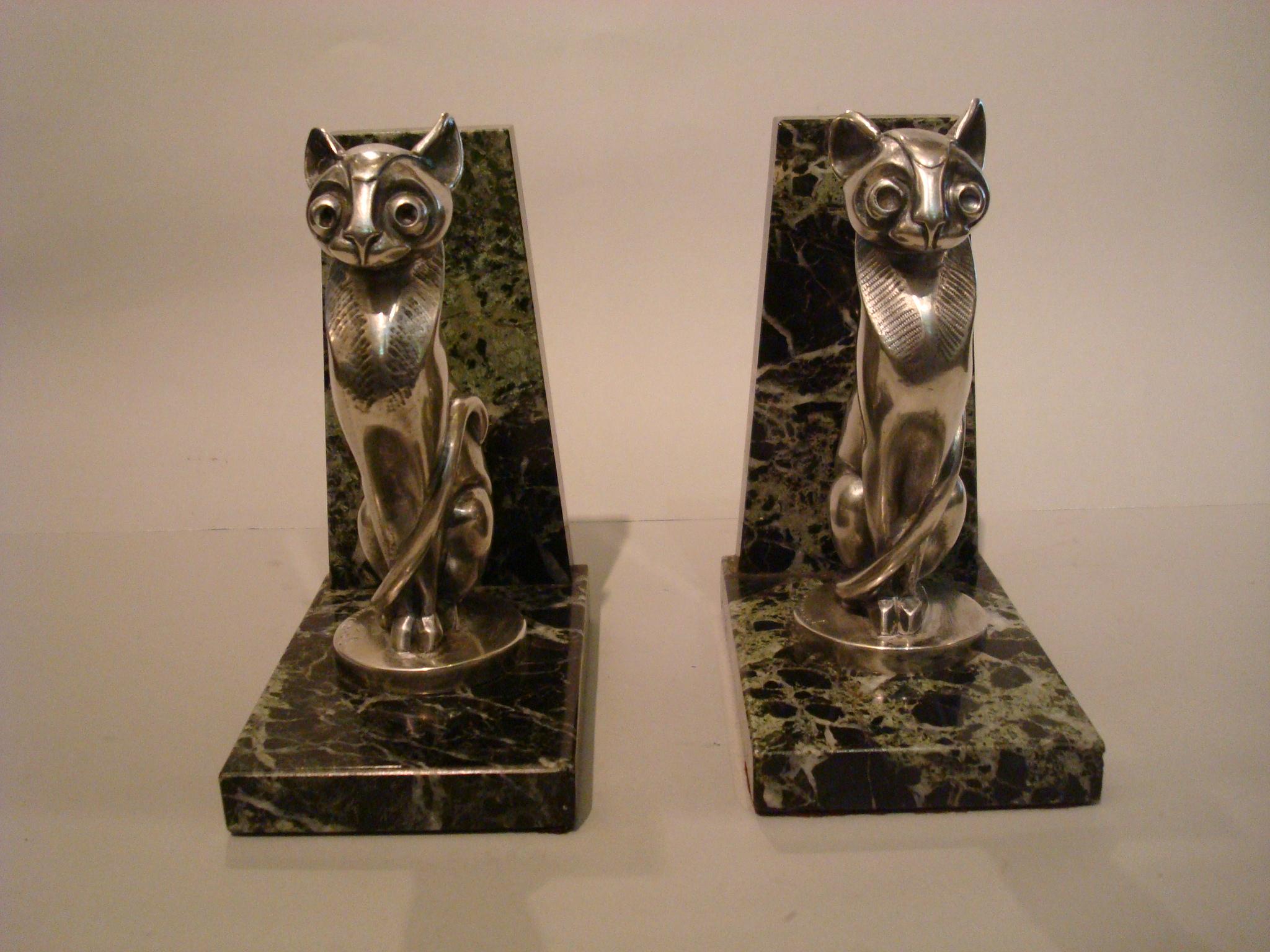 Very nice Art Deco silvered bronze cat bookends. Made in France, signed Becquerel and Foundry Etling Paris. Mounted over dark green marble bases. The cats have a Egyptian style.