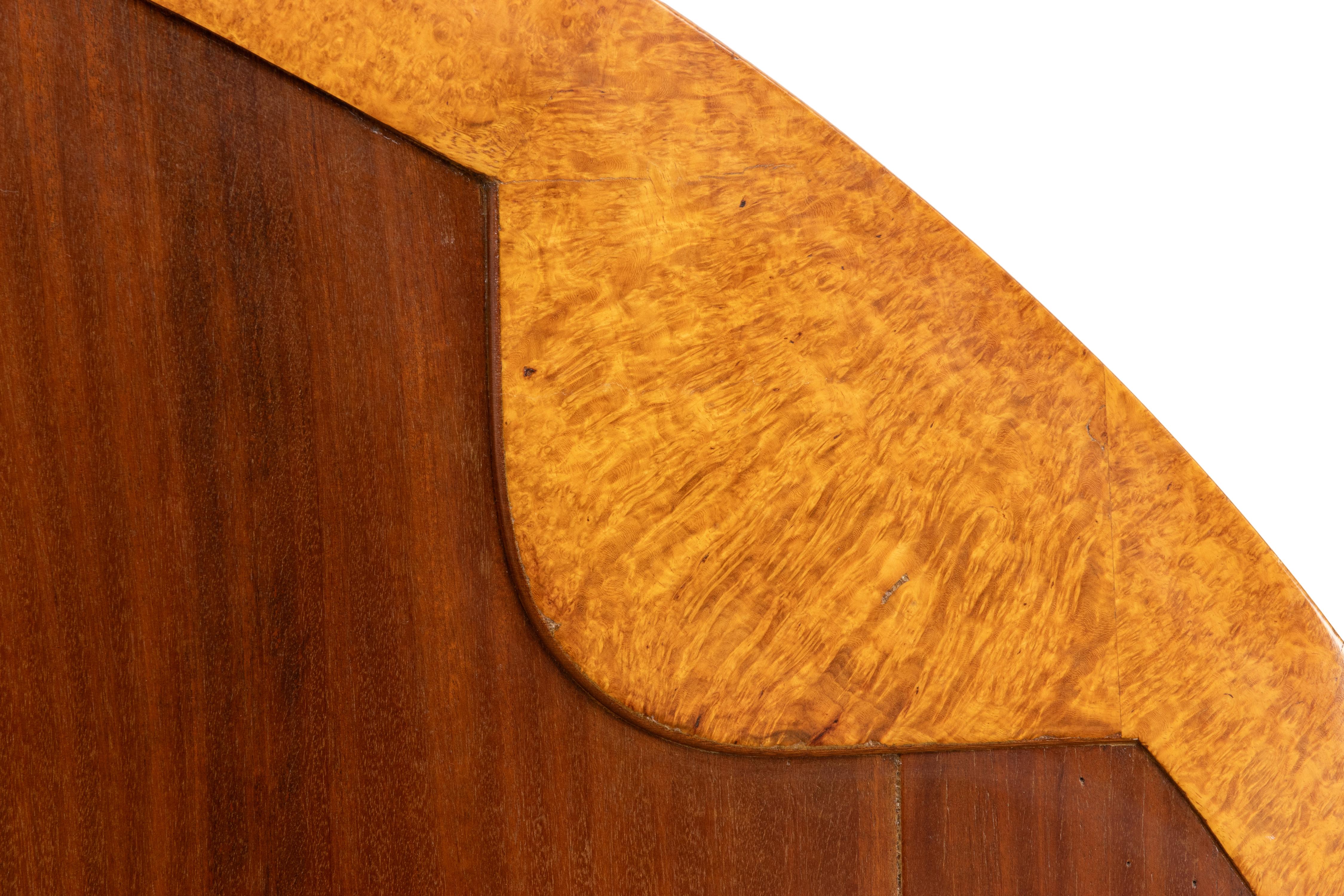 Un rare et superbe lit conçu et réalisé par Jules Leleu en 1923, et connu en seulement deux exemplaires.
Placage d'acajou et de loupe d'amboyna, marqueterie florale, pieds en bois sculpté.
Réalisé par Leleu pour la famille Chenard, à l'époque