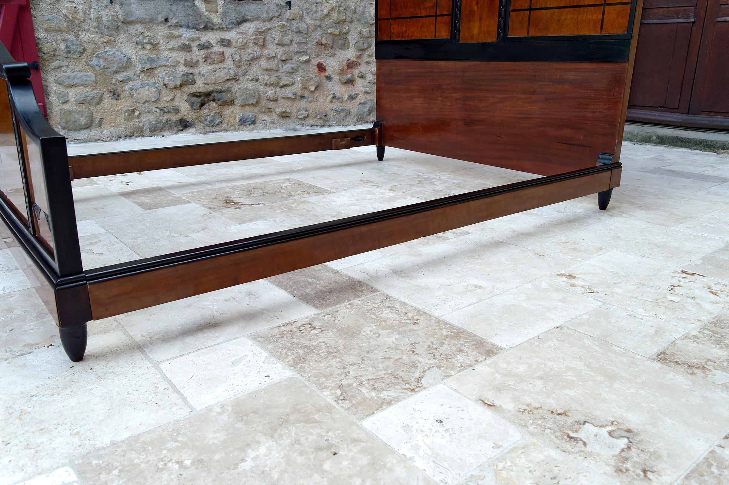 Art Deco bed, Carved wood, France, Circa 1920 In Good Condition For Sale In VÉZELAY, FR