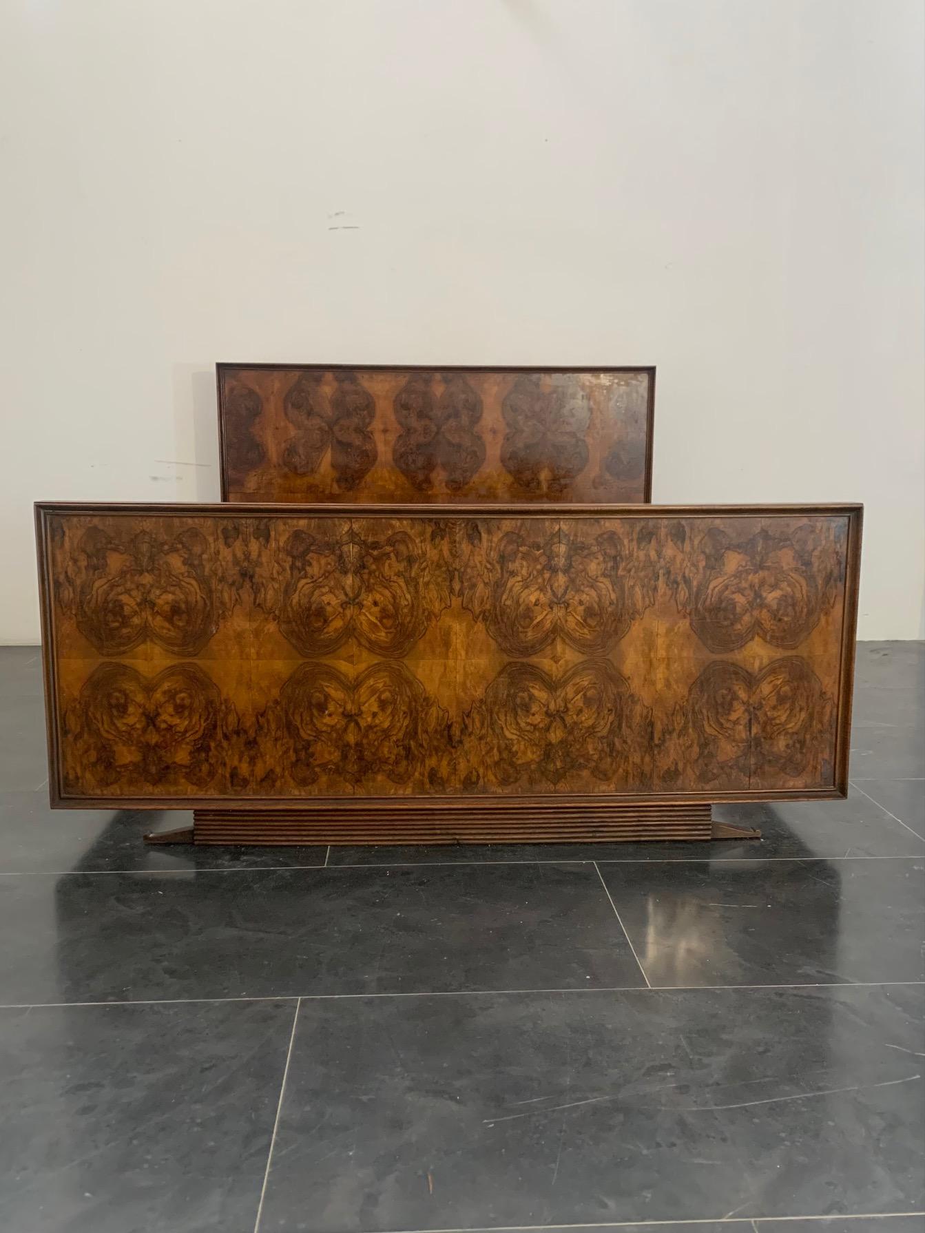 Magnificent 1930s Bed – Perfectly Reflecting the Art Deco Style
The grissinata base elegantly supports the structure, featuring a carefully selected walnut burl veneer framed by solid walnut profiles. Designed to accommodate a 160x190 cm