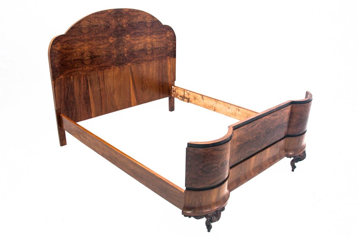 Italienisches Bett aus Walnussholz

Herkunft: Italien, 1920er Jahre

Das Bett ist professionell renoviert worden

Höhe: 149cm Länge 222cm (Matratze 198cm) Breite 168cm