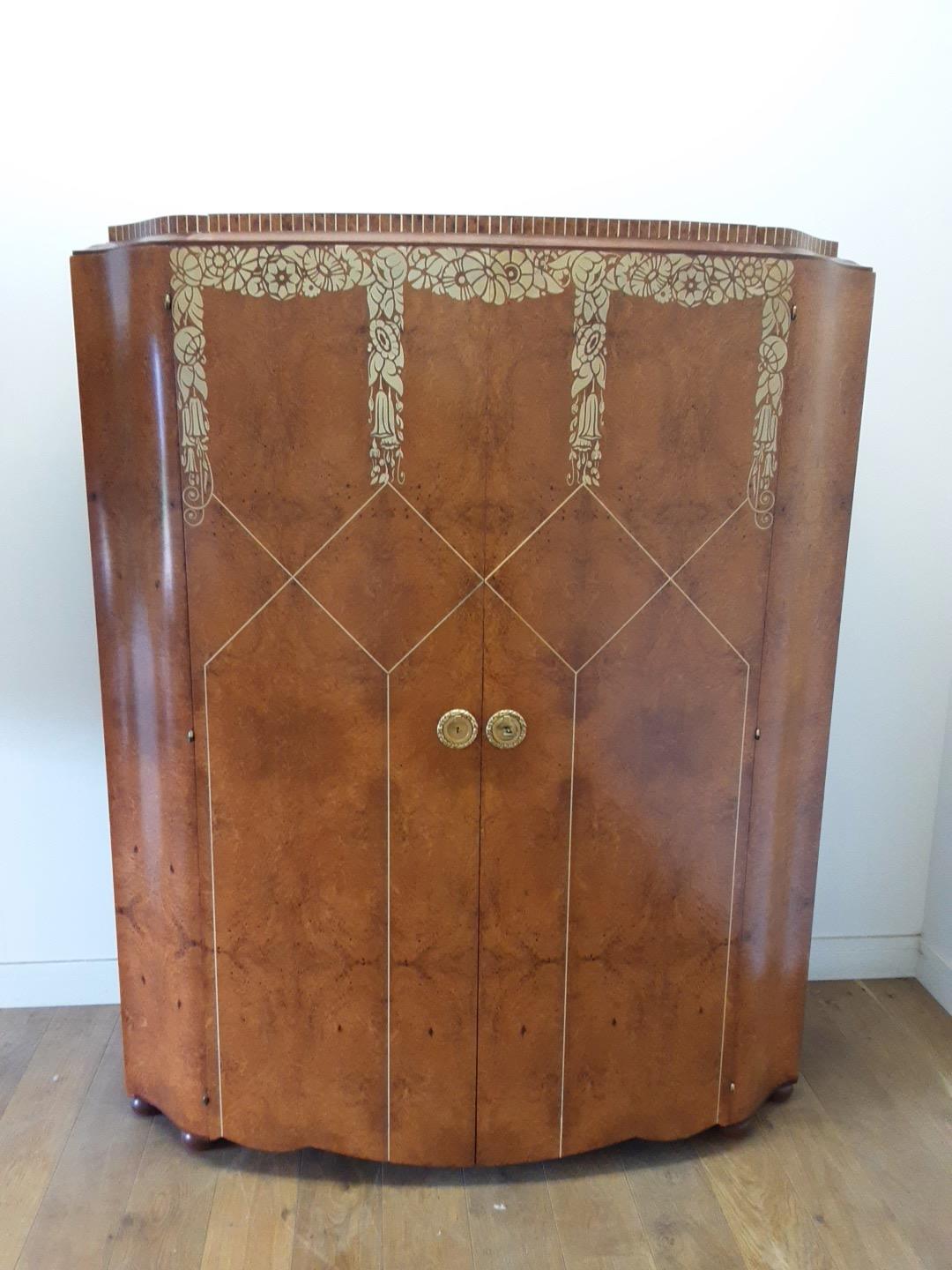 Art Deco Bedroom Suite by Mercier Freres in Satin Maple with Inlaid Floral Motif For Sale 5
