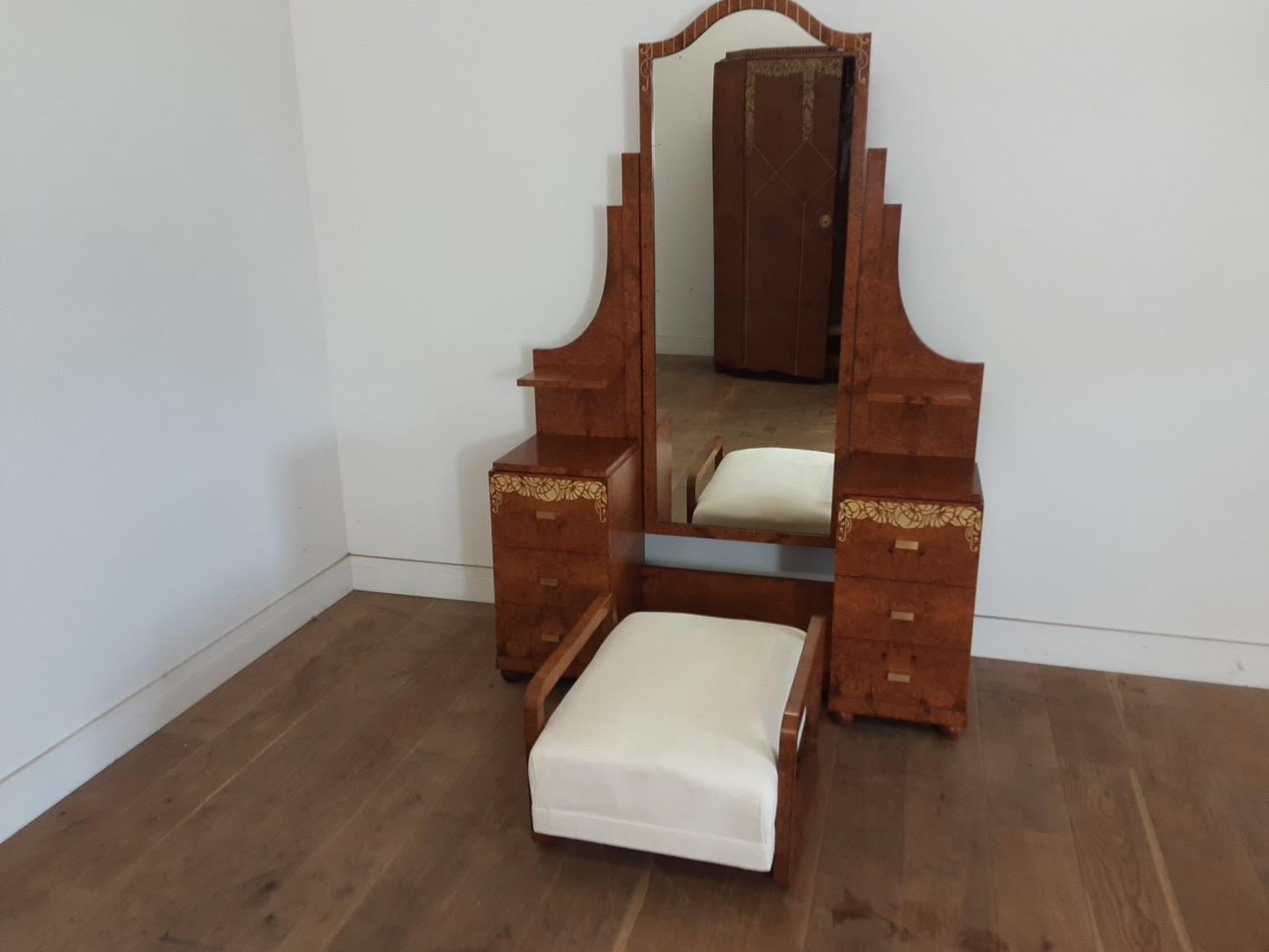 Art Deco Bedroom Suite by Mercier Freres in Satin Maple with Inlaid Floral Motif For Sale 2