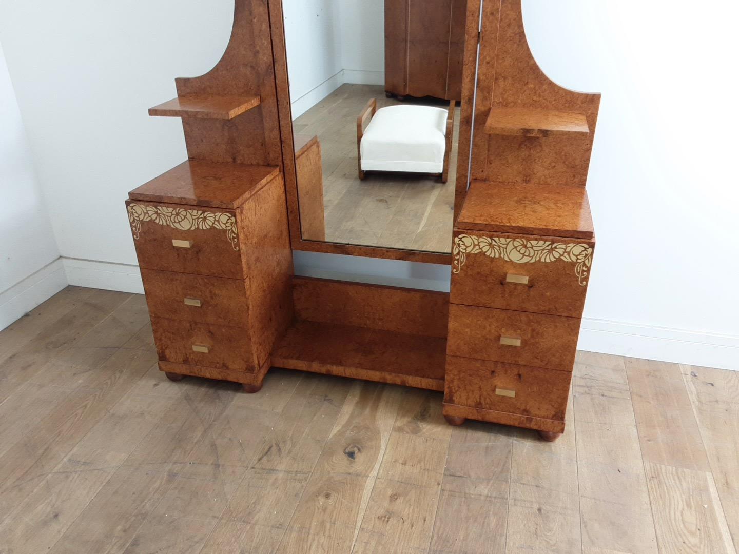Art Deco Bedroom Suite by Mercier Freres in Satin Maple with Inlaid Floral Motif For Sale 4