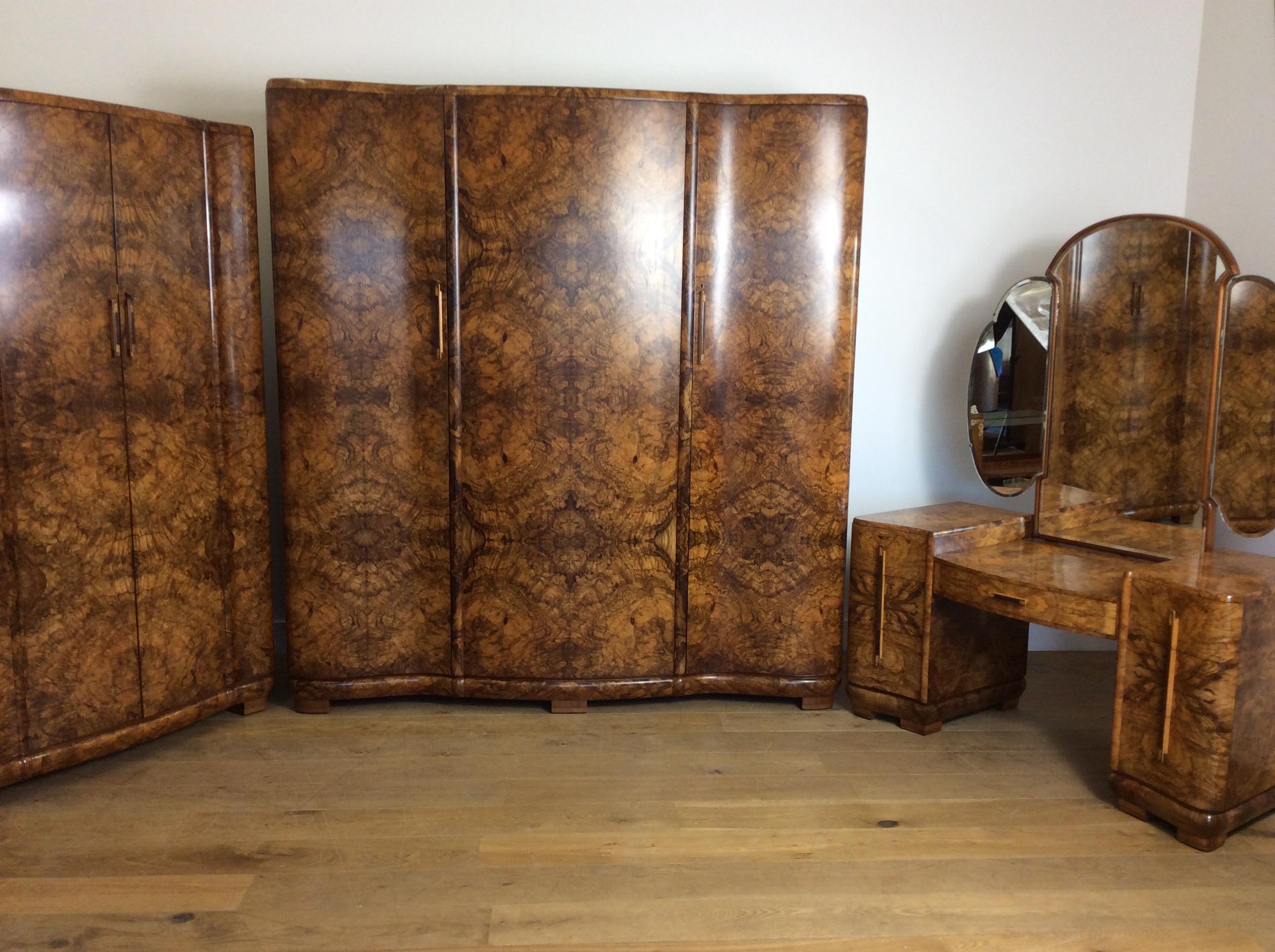 Art Deco serpentine bedroom set.
Incredible Art Deco Bedroom suite of serpentine design with the most stunning figured walnut.
Great design with exceptional quality.
Comprising wardrobe, tallboy and dressing table.
Measures: wardrobe 192 cm H,