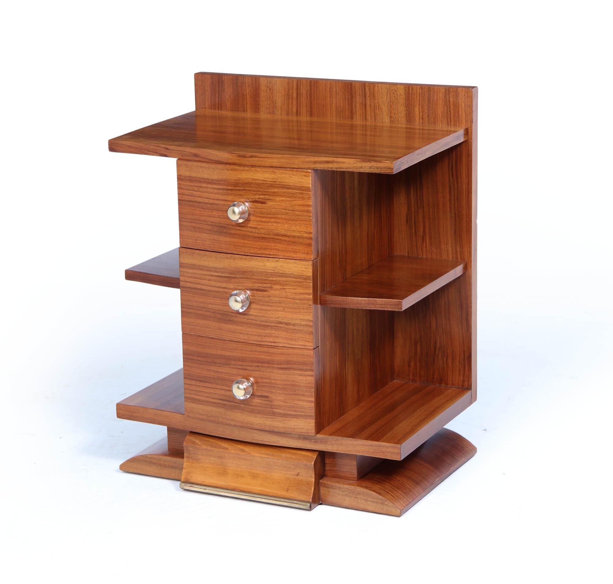 
Questo elegante comodino Art Déco sfoggia un design classico degli anni '30 con una calda finitura in noce e dettagli raffinati. Dotato di tre cassetti dal funzionamento fluido, ognuno dei quali ornato da maniglie in vetro incastonate su frontali