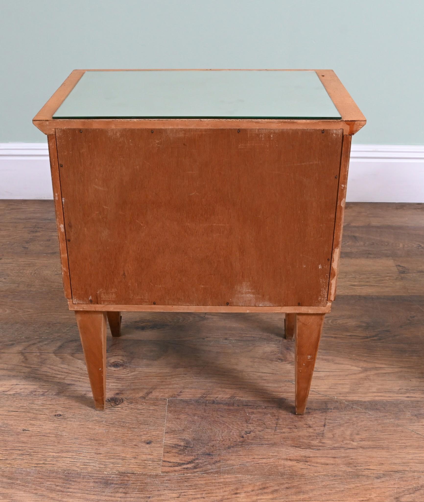 Coppia di comodini di classe in stile art déco italiano
Design classico, pulito e minimalista, simmetrico e semplice.
Circa anni '1930
Piani a specchio
Gli armadietti si aprono per rivelare l'interno del magazzino.
Offerto in ottimo stato e pronto