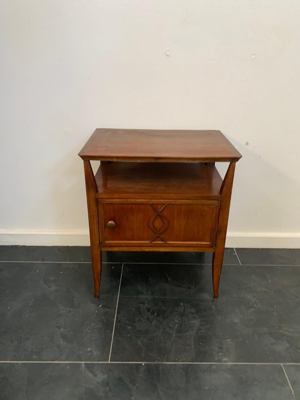 1930s/40s bedside table in beech, the structure, the knob and the central decoration reflect the design of Gio Ponti or his collaborators at Labirinto (Buffa, Lancia, Buzzi, Chiesa). Patina consistent with age and use. Light wear consistent with age