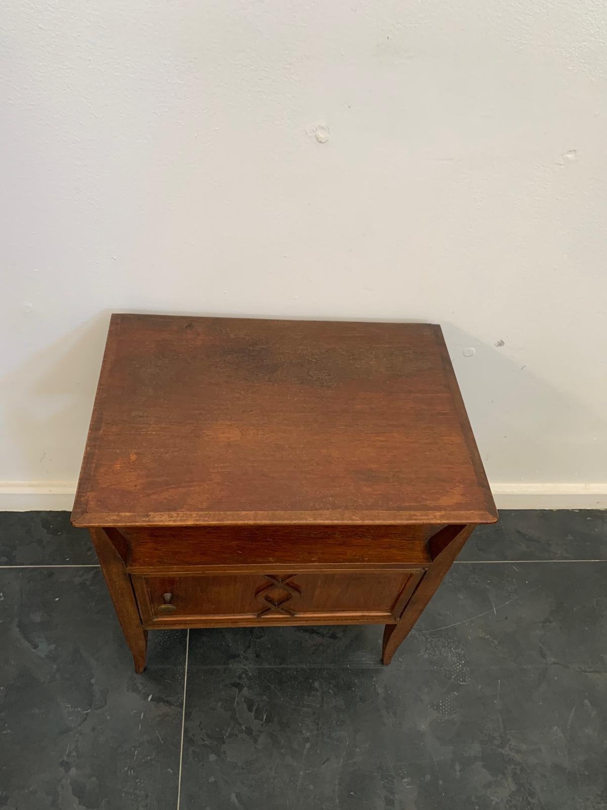 Art Déco bedside table in beech wood with one door, 1940s In Good Condition For Sale In Montelabbate, PU