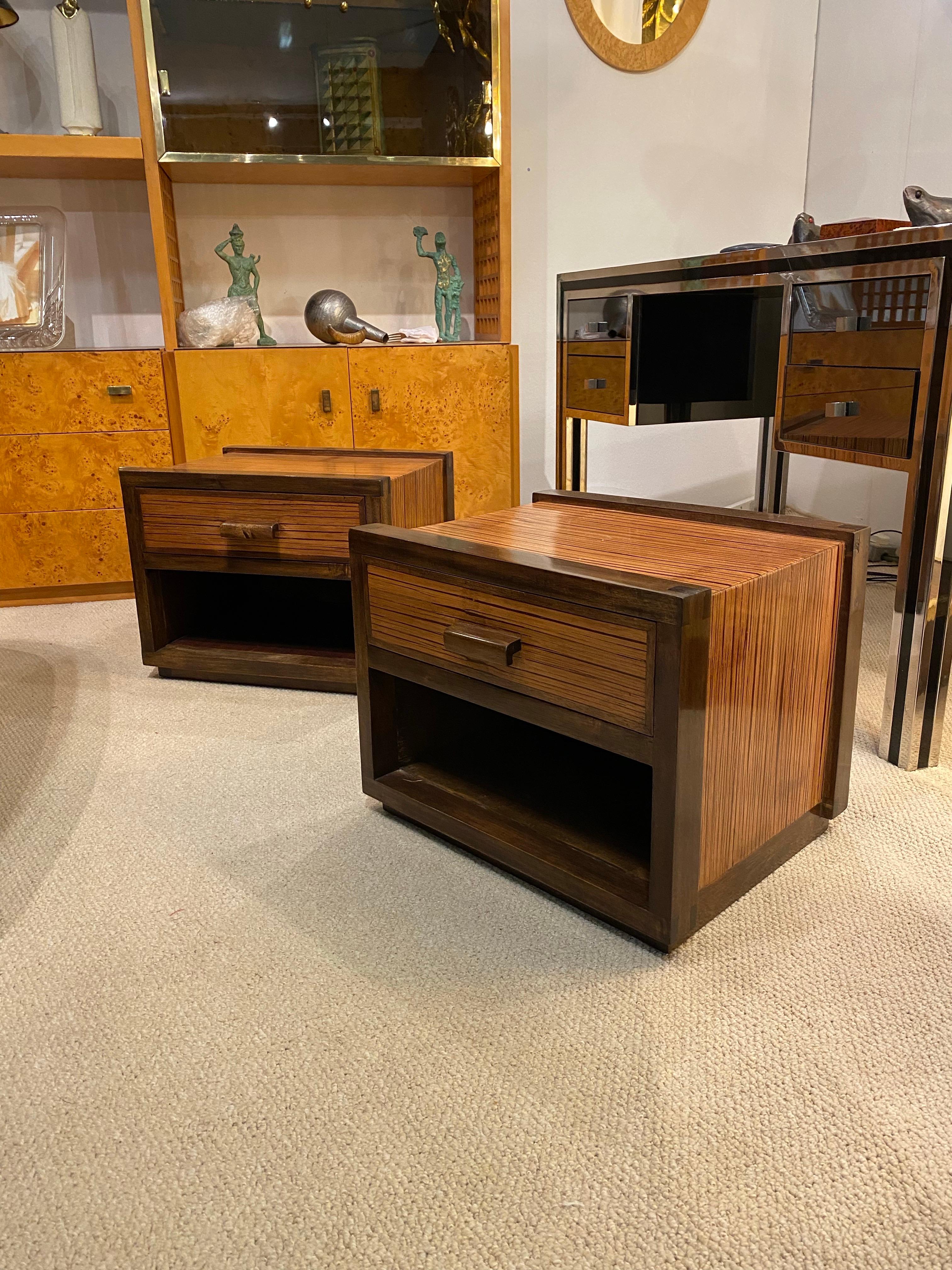 Un impresionante par de cajones de mesilla de noche de madera de cebra y roble de estilo art déco de los años 80, pero que recuerdan al glamuroso periodo art déco. Los años 80 se inspiran mucho en el periodo art déco en todas sus formas, como el