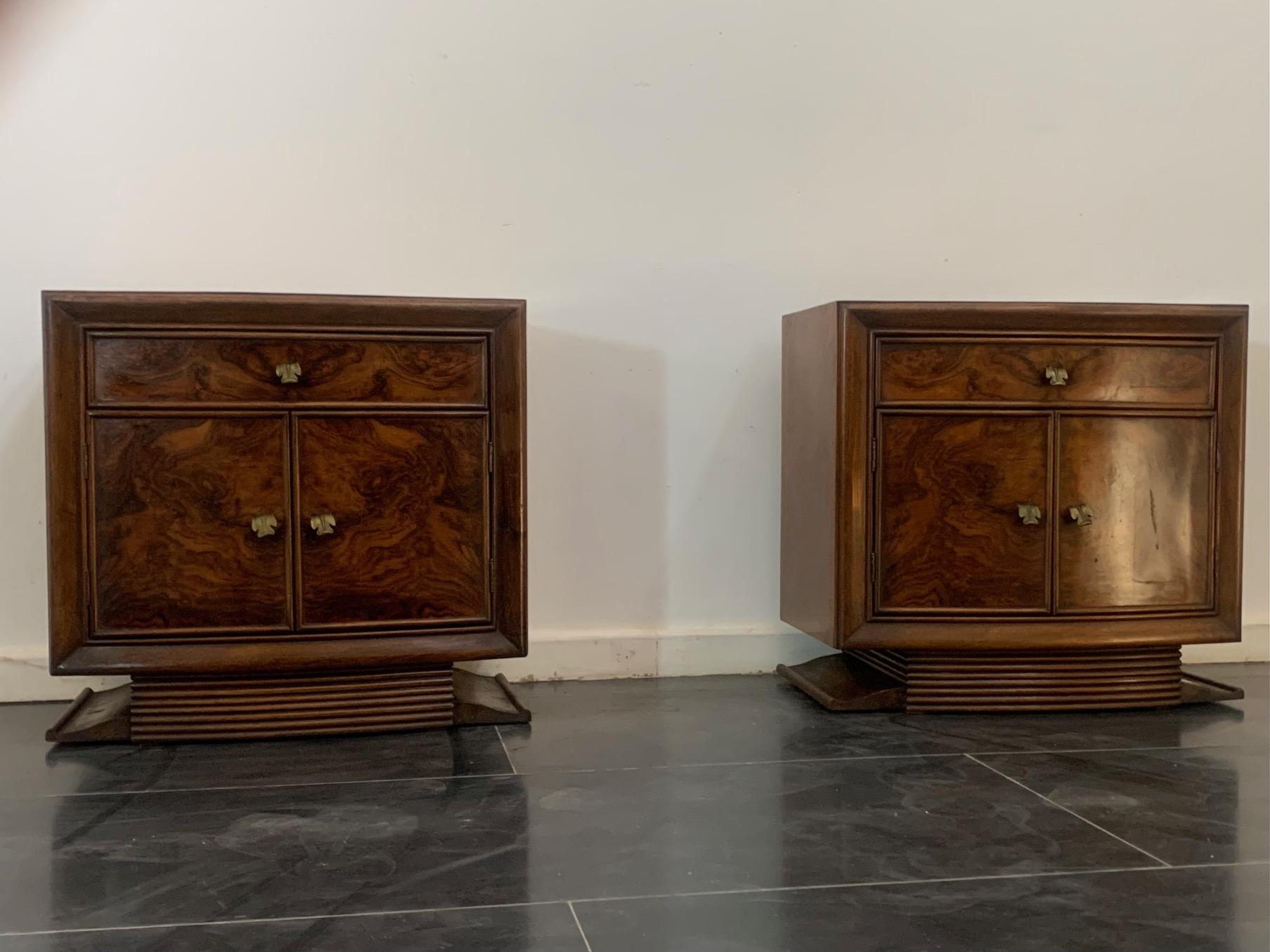 Paire de tables de nuit par Premuda Mobili, Lissone
Une interprétation remarquable du style Art déco. Avec une base en grissinata, un corps en ronce de noyer encadré par des profils en noyer massif qui rehaussent les motifs du placage et soulignent