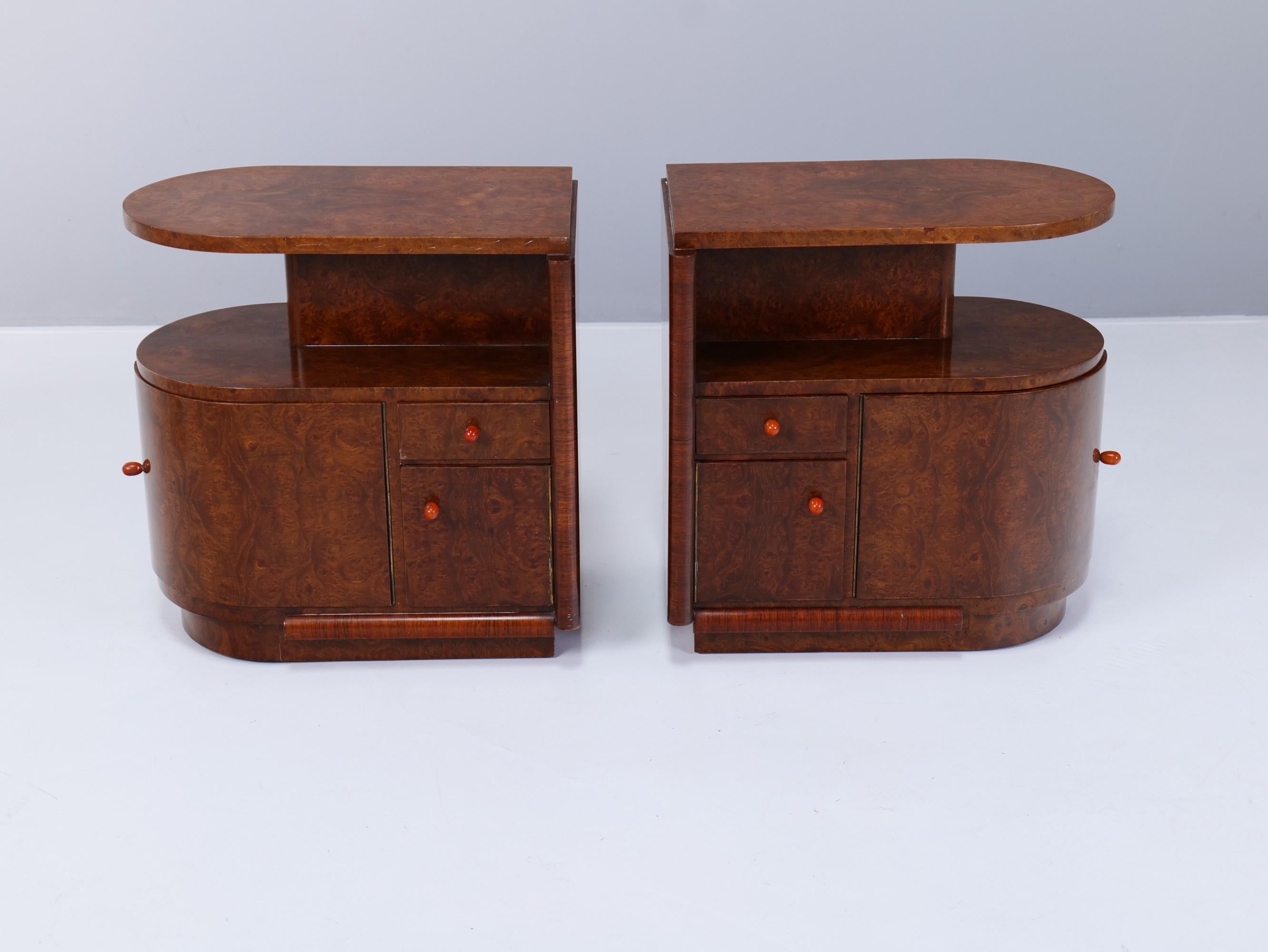 The two pieces of furniture are made in ash root veneer and are suitable to be placed on the side of a bed or sofa.
They are excellently finished.

