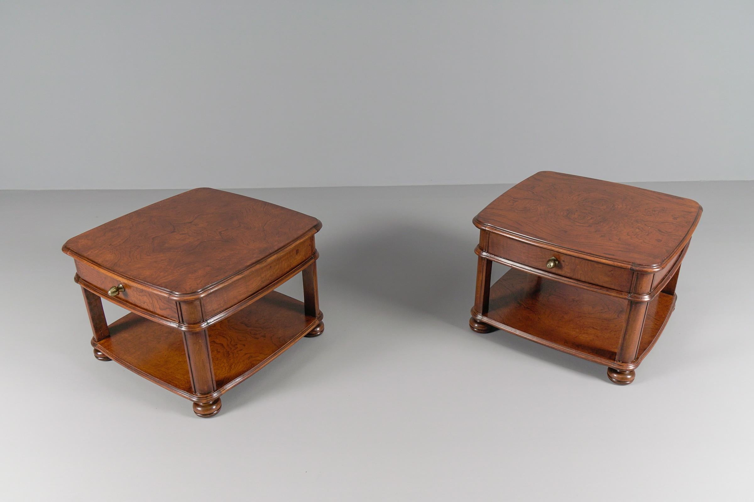 Milieu du XXe siècle Tables de chevet Art Déco en acajou, années 1940, lot de 2 en vente