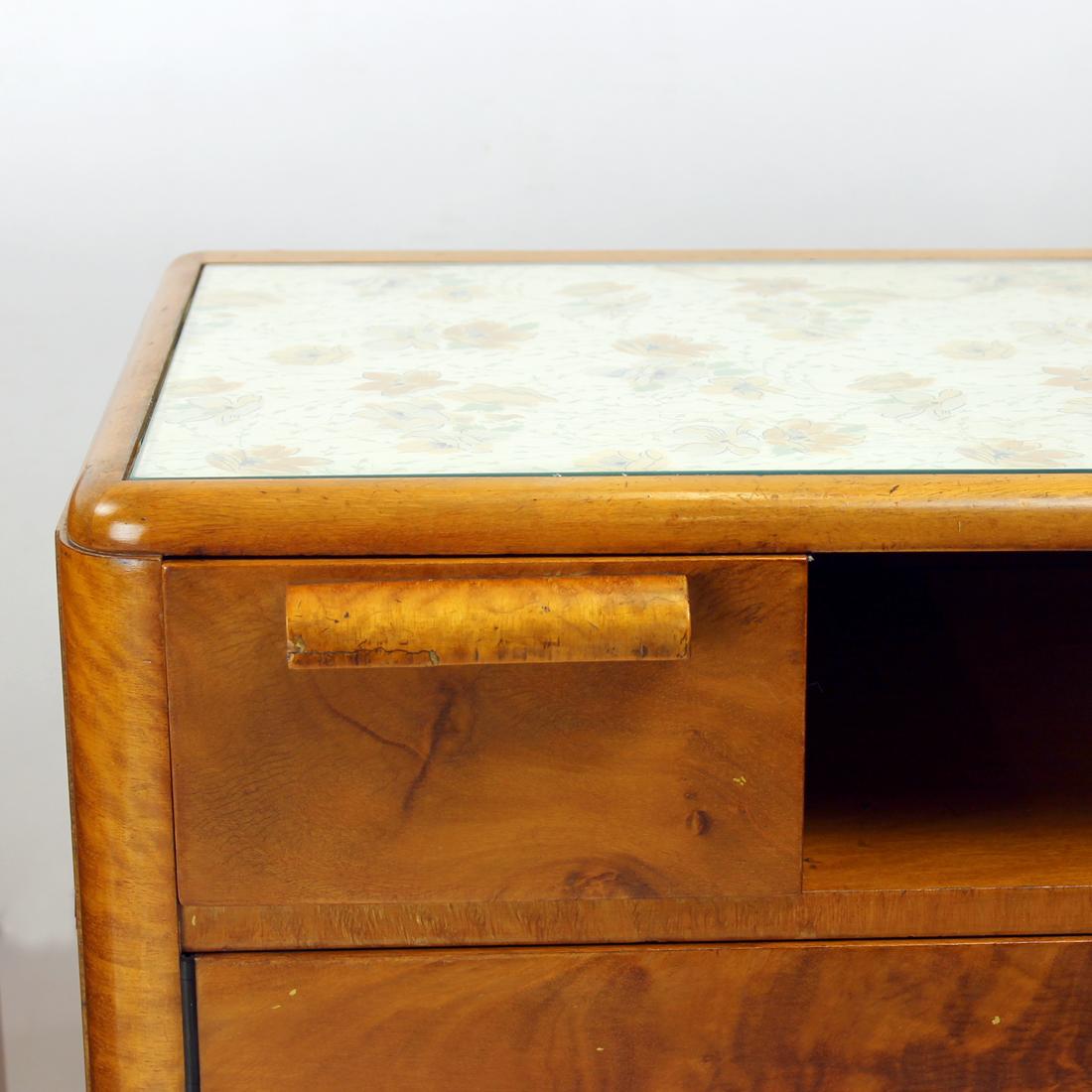 Art Deco Bedside Tables in Walnut, Czechoslovakia, 1930s For Sale 1