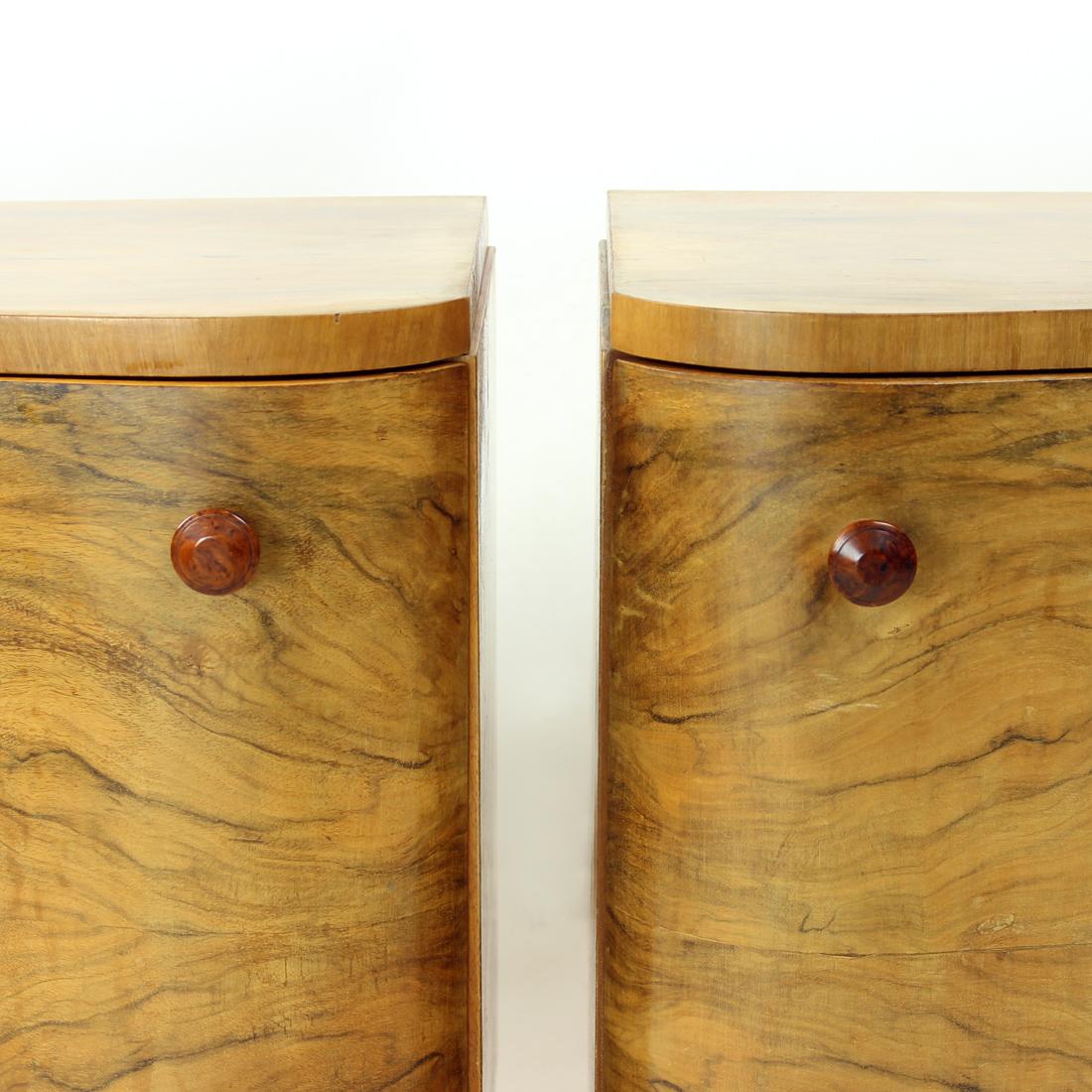 Oak Art Deco Bedside Tables In Walnut Veneer, Czechoslovakia 1940s, Set Of 2 For Sale