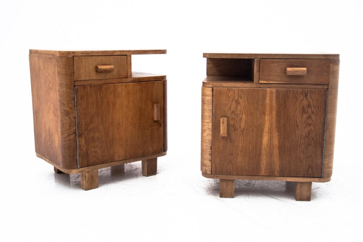 A pair of Art Deco bedside tables. Furniture in very good condition, after professional renovation.

Dimensions: height 55 cm / width 50 cm / depth. 36 cm.