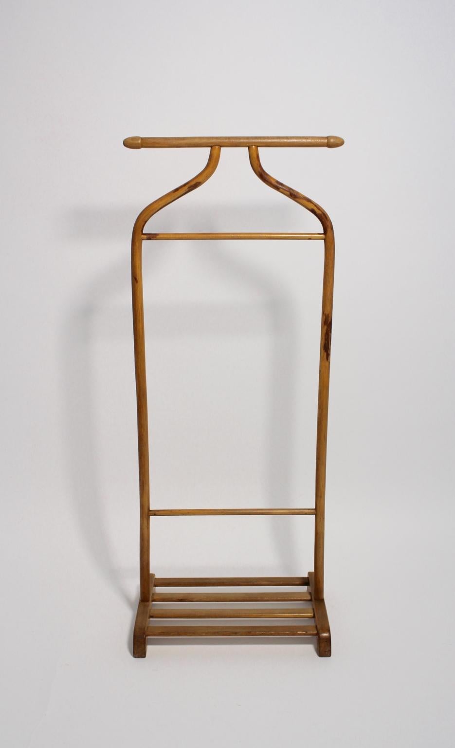 Art Deco Beech Brown Vintage Valet or Coat Rack by Thonet Austria, circa 1920 In Good Condition For Sale In Vienna, AT