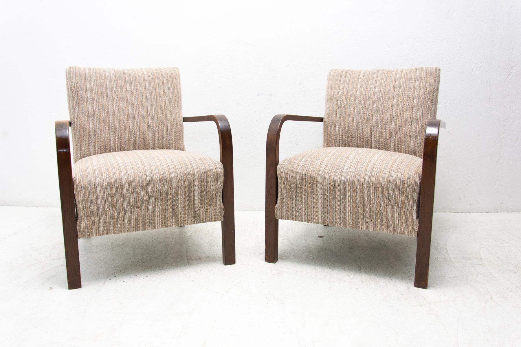 These ART DECO bentwood armchairs were made in the former Czechoslovakia in the 1930’s.  Made of beech wood. They are in very good condition, shows slight signs of age and using.

 

Price is for the pair.

Height: 76 cm

Width: 60 cm

Depth: 62