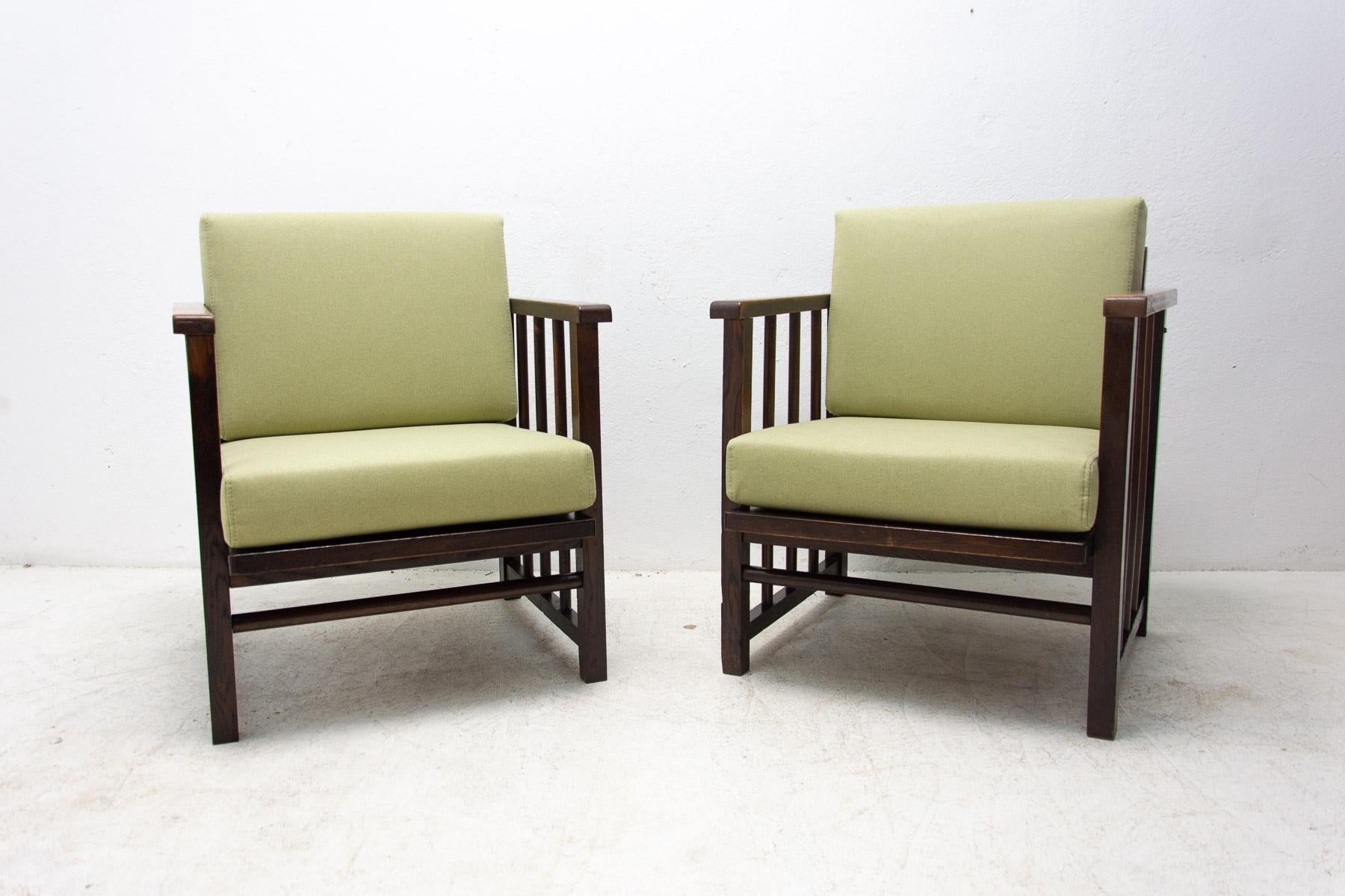 Ces fauteuils ART DECO en bois courbé ont été conçus par Jaroslav Grunt en coopération avec Jan Vanek(ÚP Závody) / Tchécoslovaquie, années 1920.

Fabriqué dans l'ancienne Tchécoslovaquie dans les années 1930. Fabriqué en bois de hêtre. Ils sont en