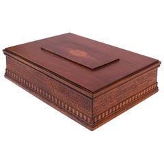 Deko-Schachtel aus Buchenholz und Tigerahorn im Art déco-Stil mit handgeschnitztem / Intarsiendetail