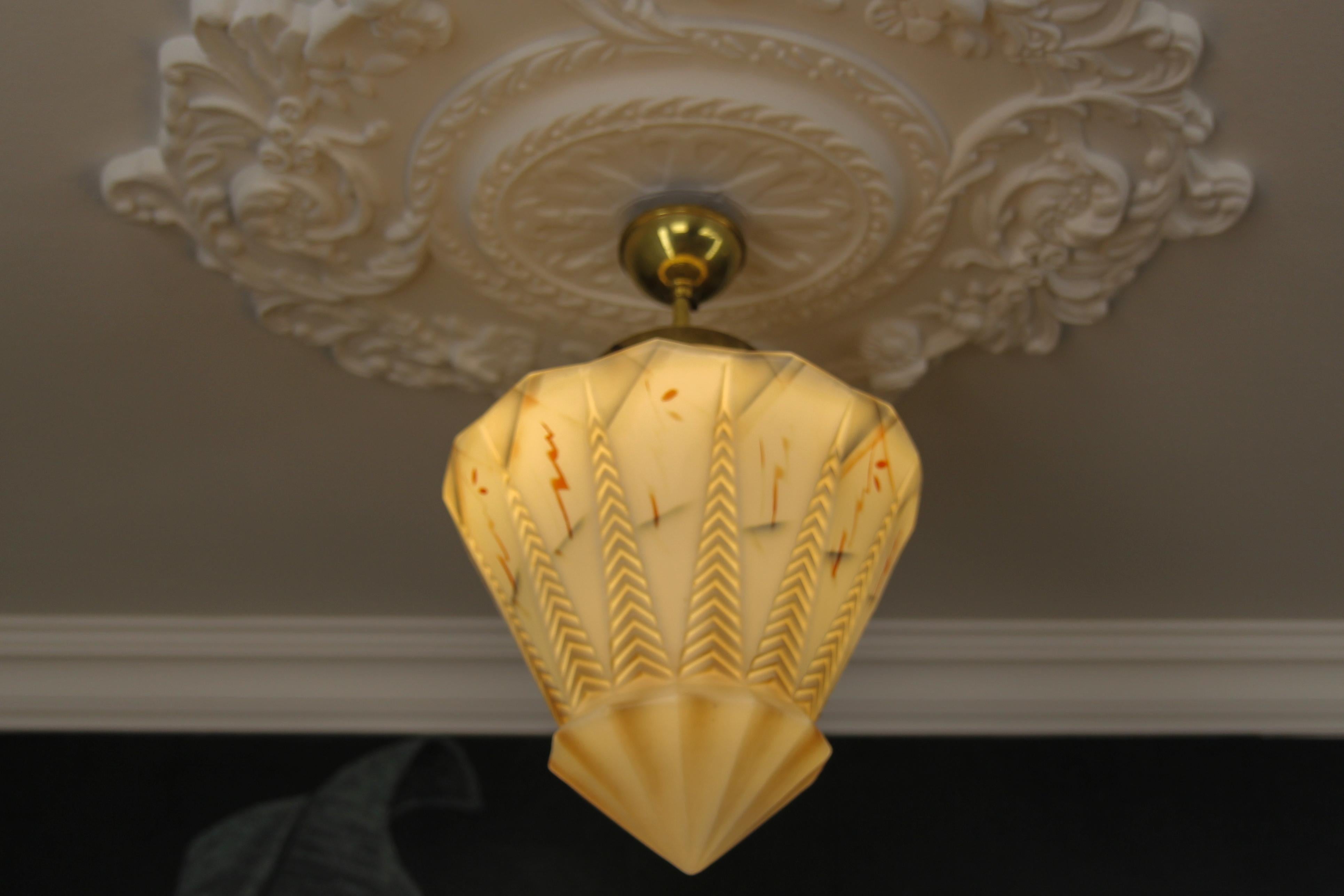 Art-déco-Pendelleuchte aus Glas in Laternenform in Beige und Rot, ca. 1930er Jahre im Zustand „Gut“ in Barntrup, DE