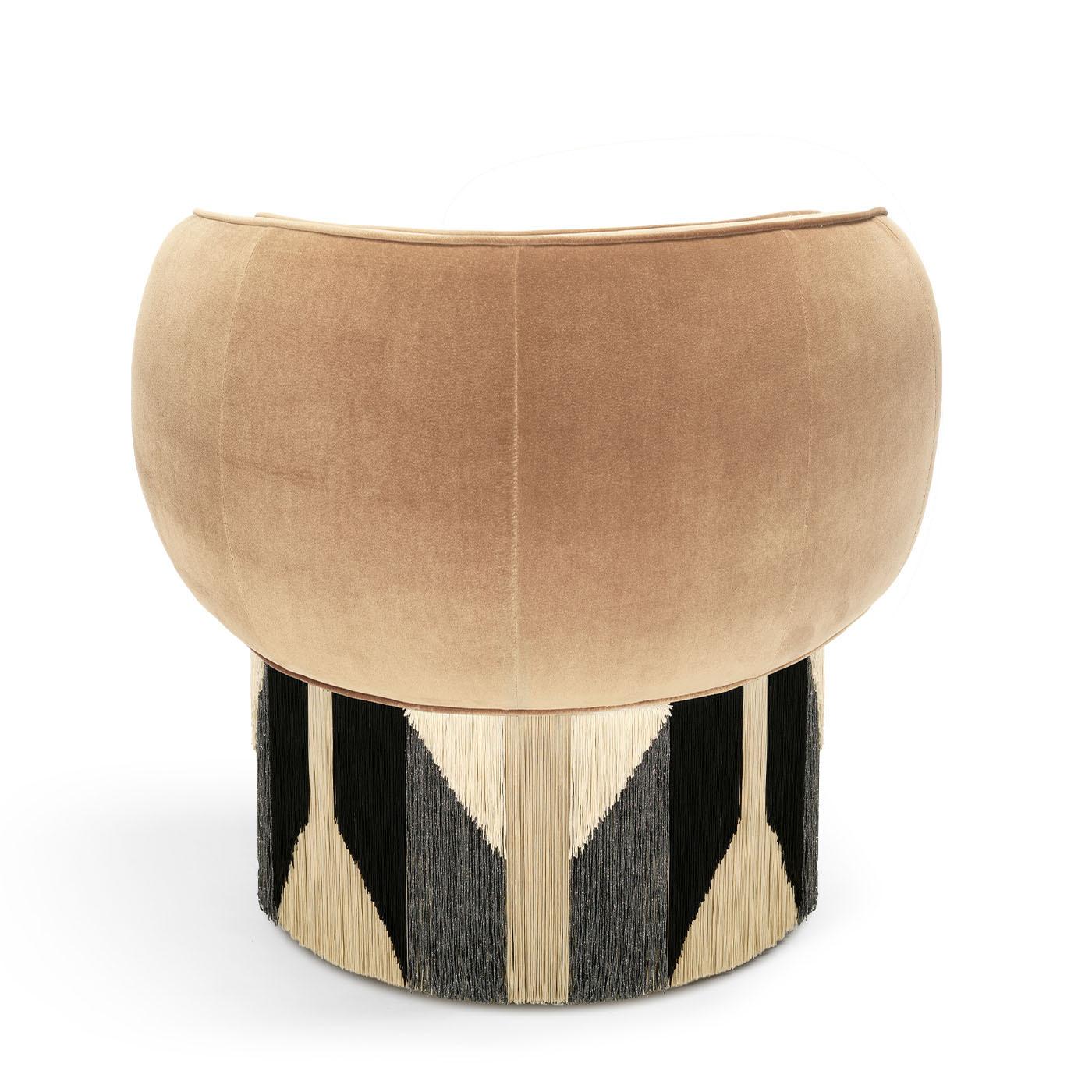 Distinguished by its plush and sophisticated design, the Pirouette swivel armchair from the Treasure Collection embodies luxury and style. With elegant beige seating adorned by dramatic black and lurex grey accents, its Art Deco-inspired fringes add