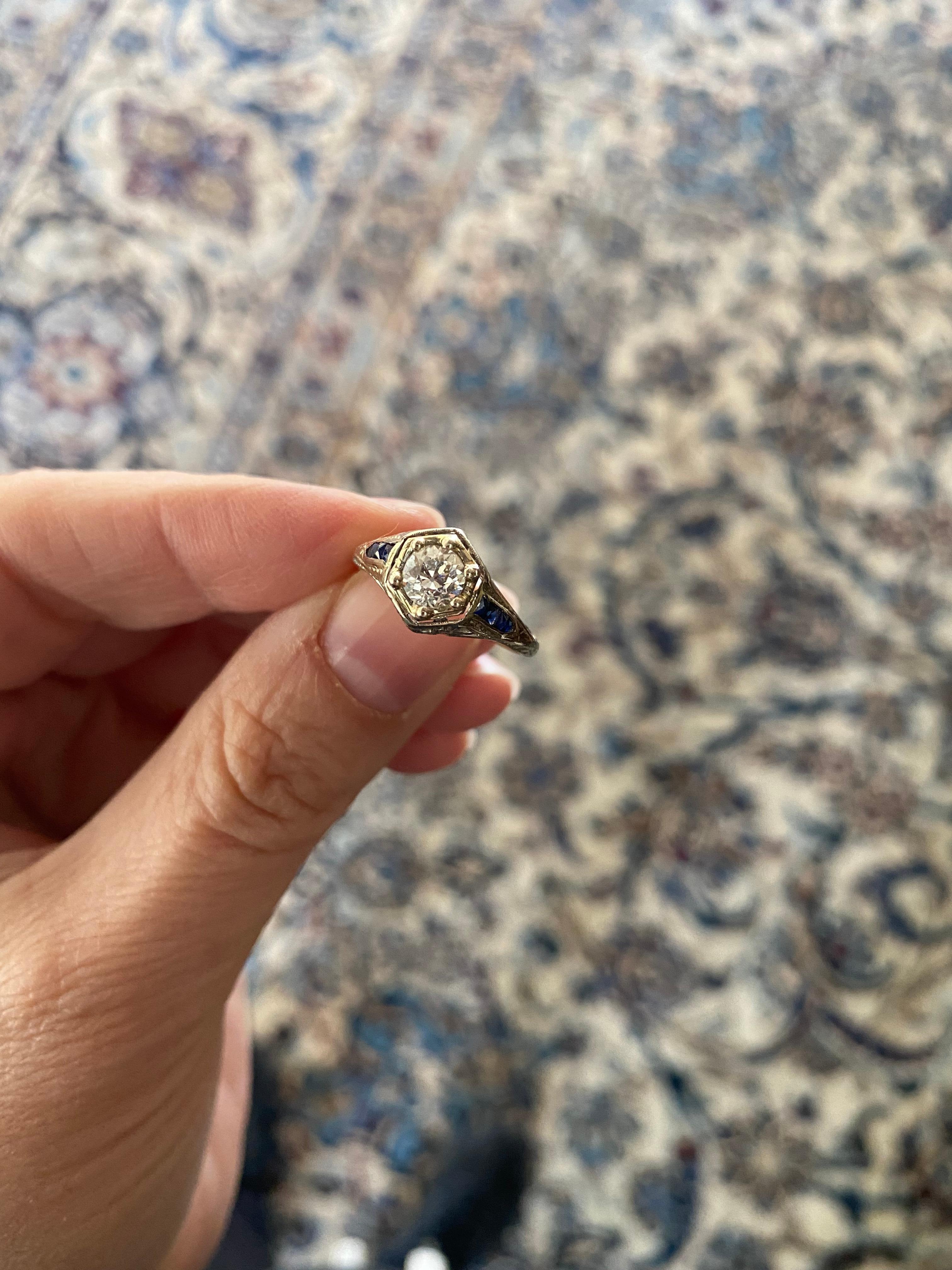 Art Deco Belais Diamond and Sapphire Filigree Ring For Sale 3