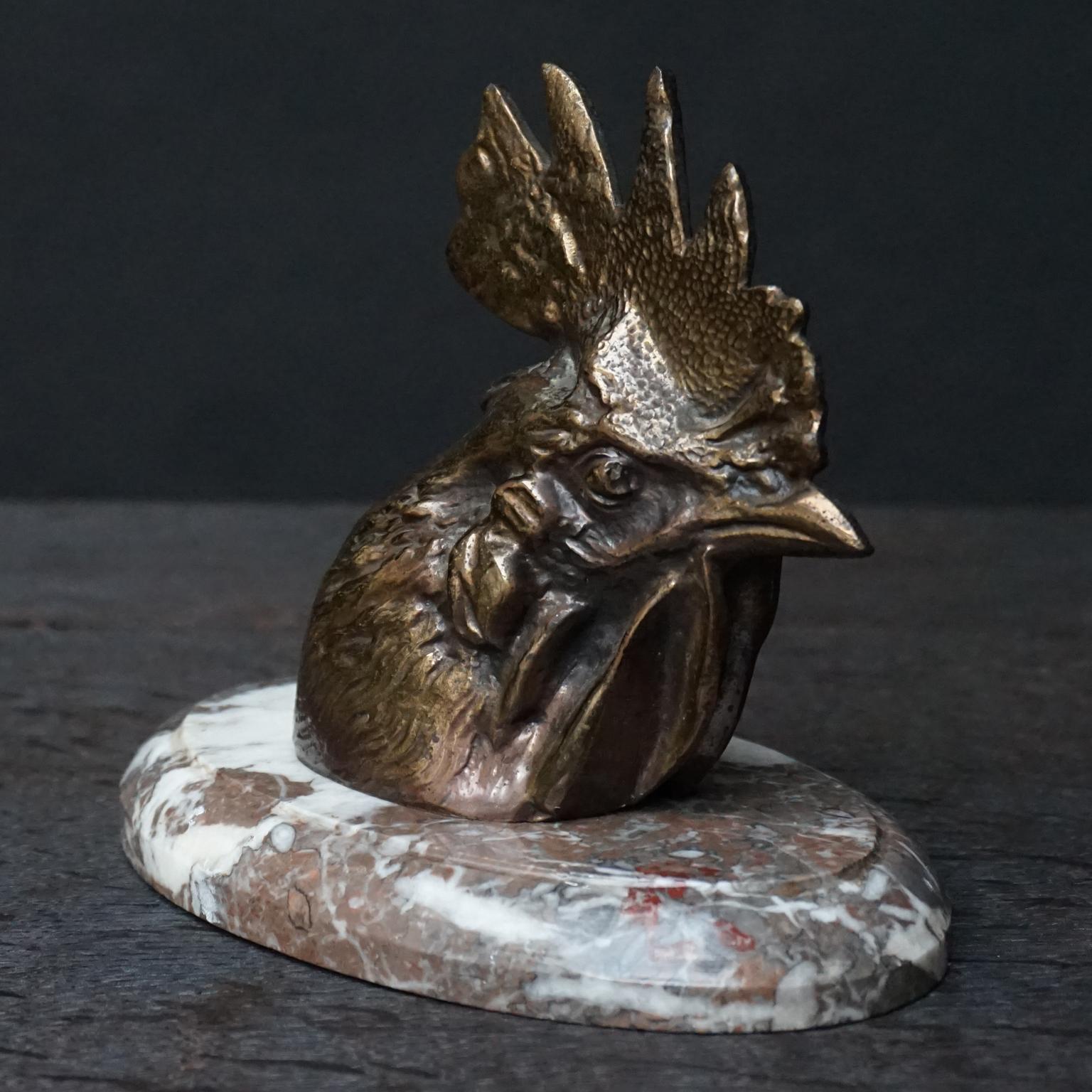 Art déco Briefbeschwerer aus belgischer Bronze mit Hahnkopf auf Marmorsockel von Jules D'Heur, Belgien im Zustand „Gut“ im Angebot in Haarlem, NL
