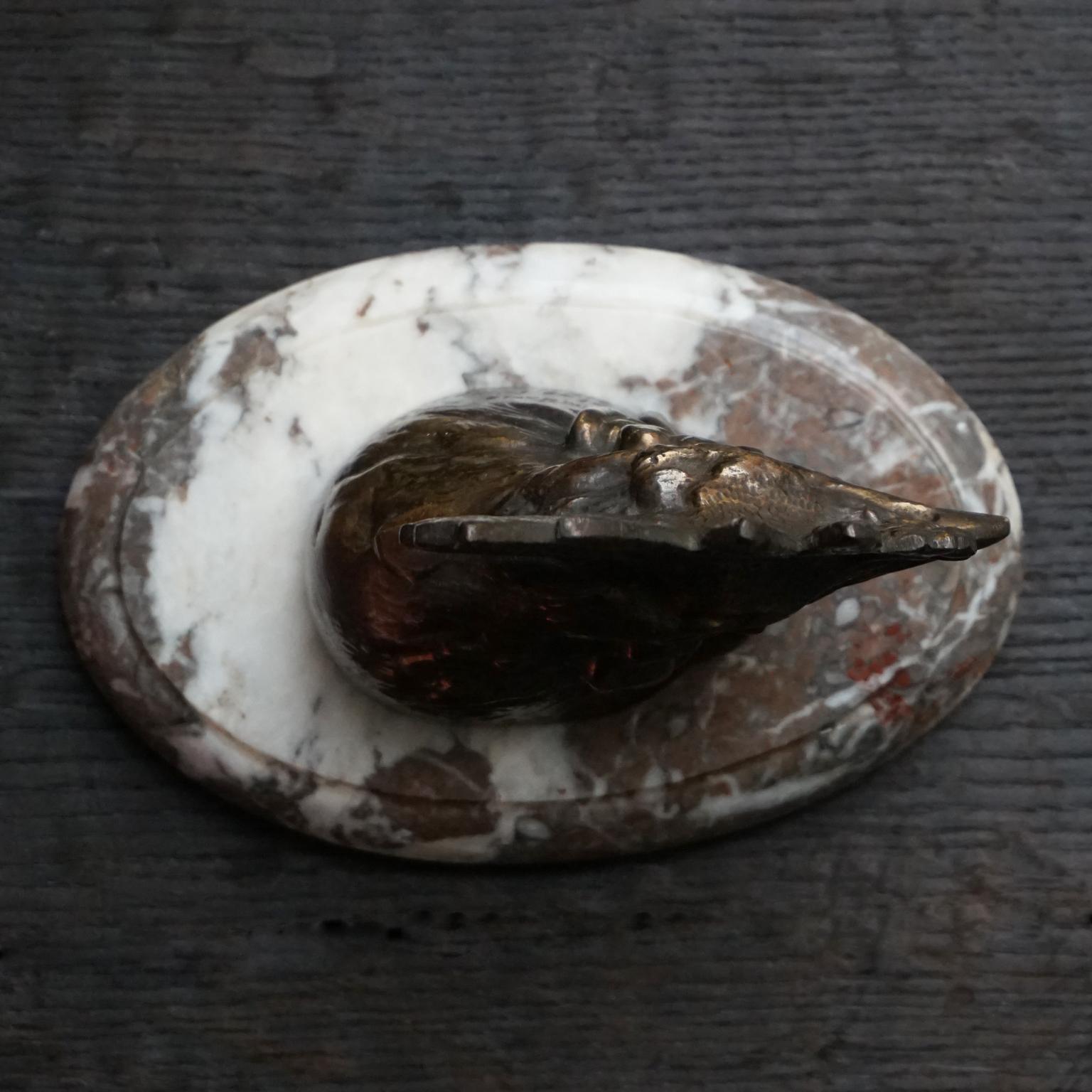 Art déco Briefbeschwerer aus belgischer Bronze mit Hahnkopf auf Marmorsockel von Jules D'Heur, Belgien im Angebot 1