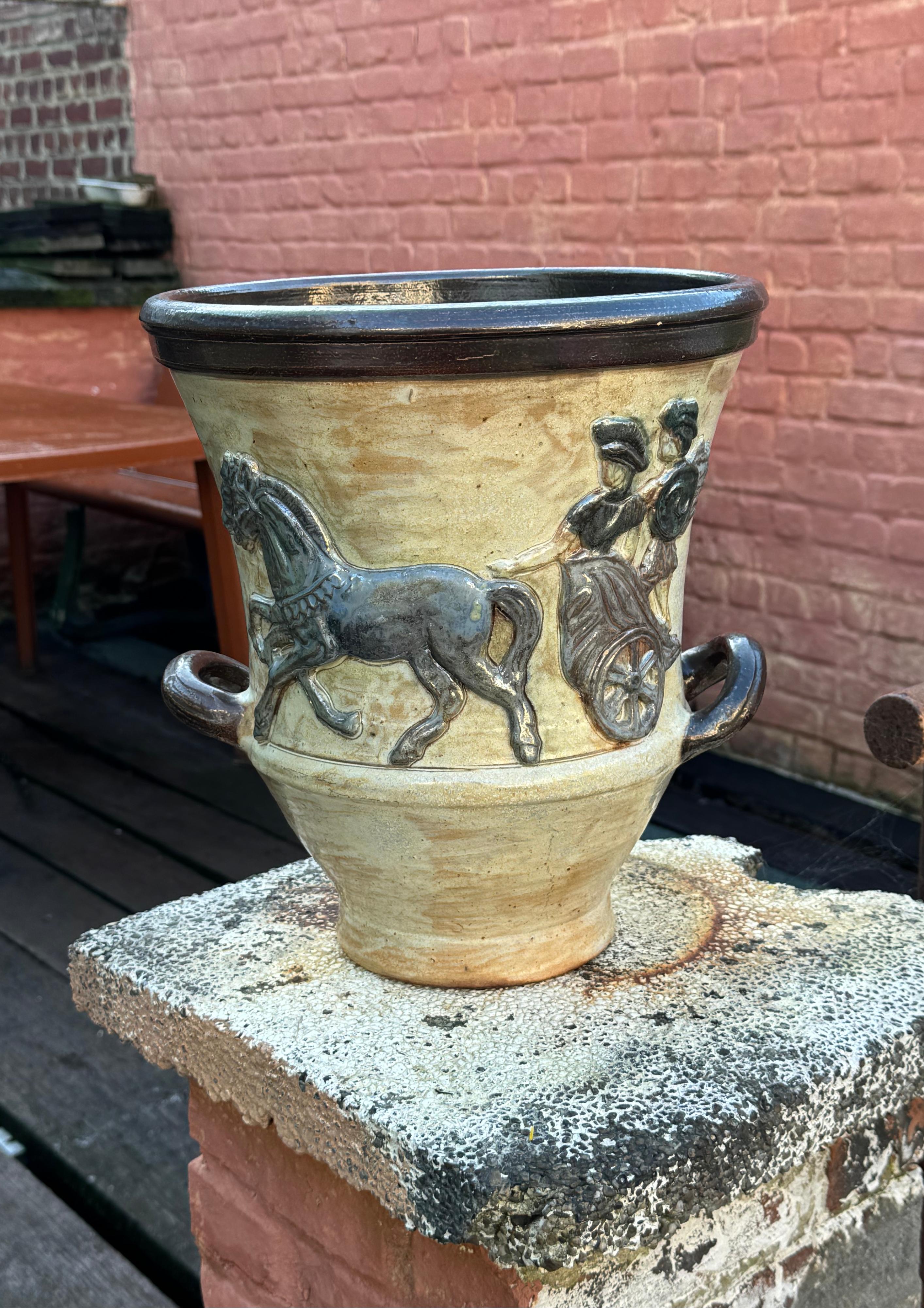 Jolie jardinière en grès belge art déco de l'Atelier Bouffioulx, Armogres, vers les années 1930.
Immense vase représentant un char grec tiré par un cheval.
Les chevaux et le char sont recouverts d'une belle glaçure argentée.
Incisé sur la base,