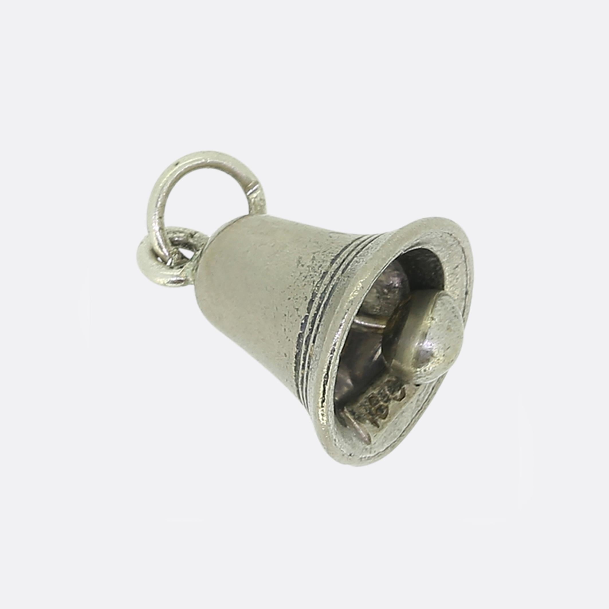 Ecco un divertente charme Art Deco creato in oro bianco 18ct. Il charm è realizzato a forma di campana con un batacchio mobile all'interno. Può essere aggiunto a un braccialetto come charm o a una collana come ciondolo.

Condit: Usato (Molto