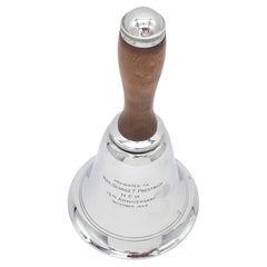 Shaker à cocktail Art Déco Bell of the Ball en bois et chrome 1946 Présentation