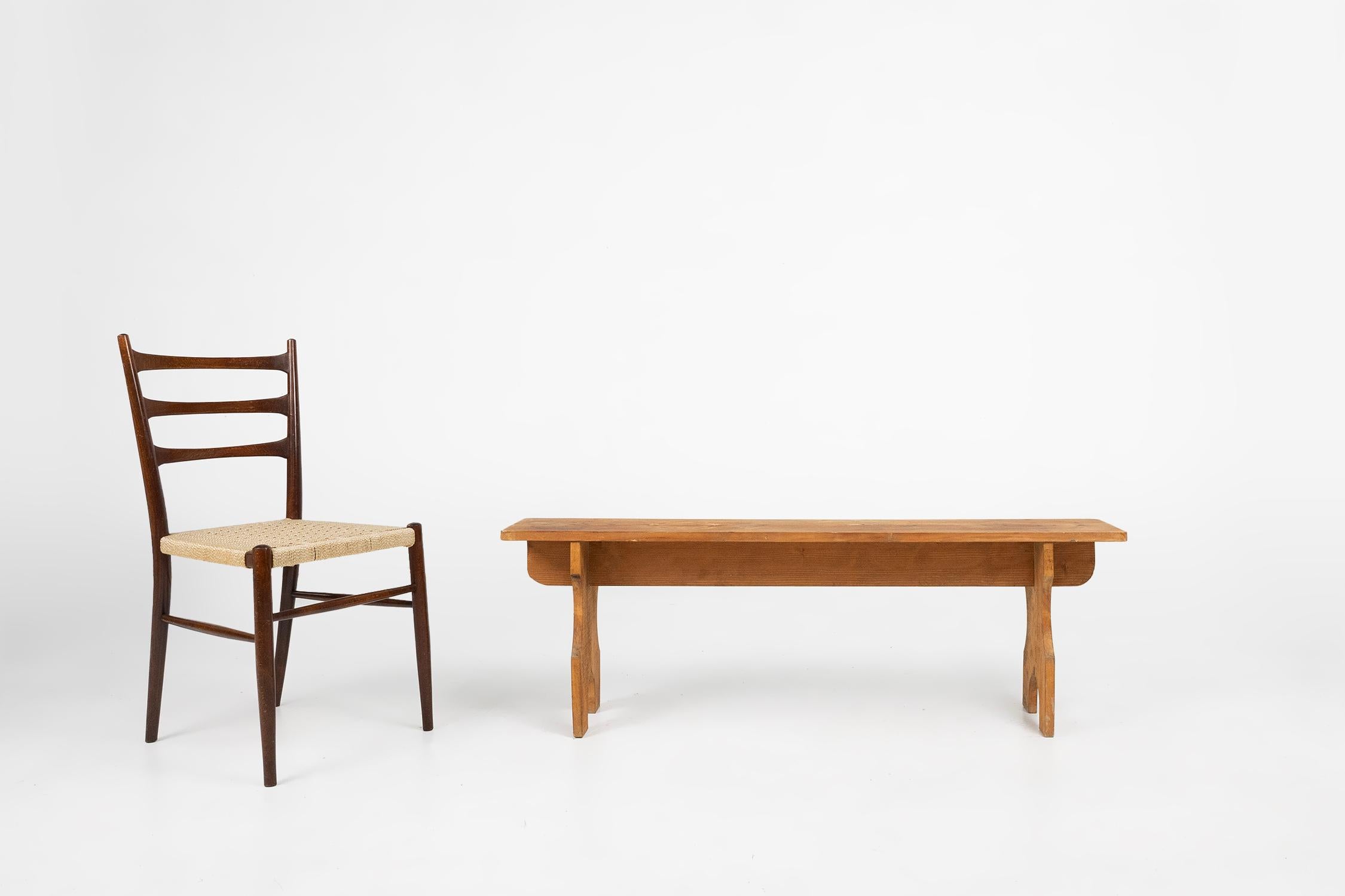 France / 1940 / banc / bois / art deco / mid century

Un beau banc moderne du milieu du siècle avec des lignes art déco nettes, fabriqué en France vers 1940. Sur 2 pieds profilés avec un châssis robuste pour la stabilité. 

Grâce à sa simplicité et