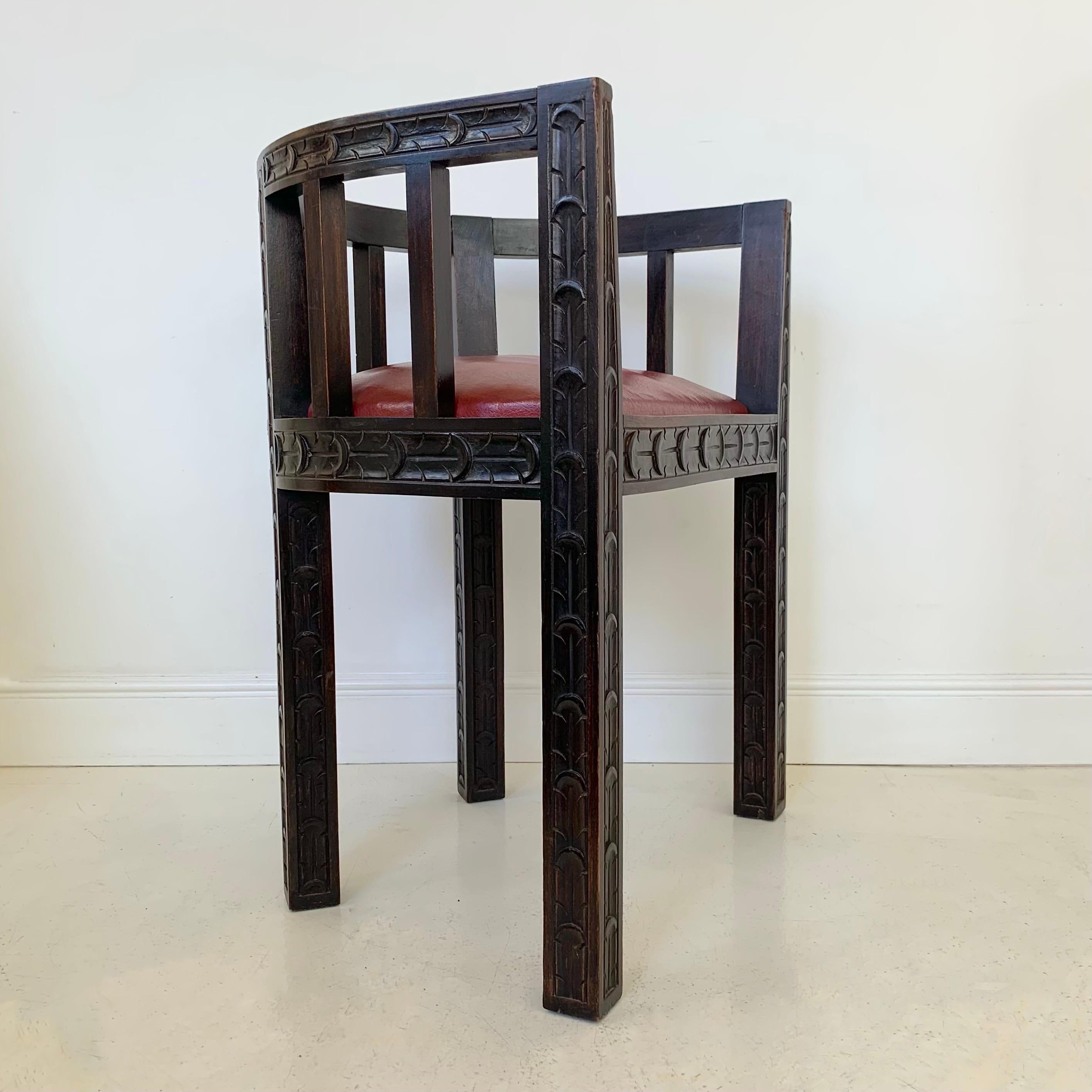 Precioso sillón Art Déco Benjamin Gomez atribuido, circa 1930 Francia.
Benjamin Gomez es un famoso arquitecto vasco francés, conocido por algunas de las villas art déco más bonitas del País Vasco en Francia.
Roble macizo tallado, tintado y encerado,