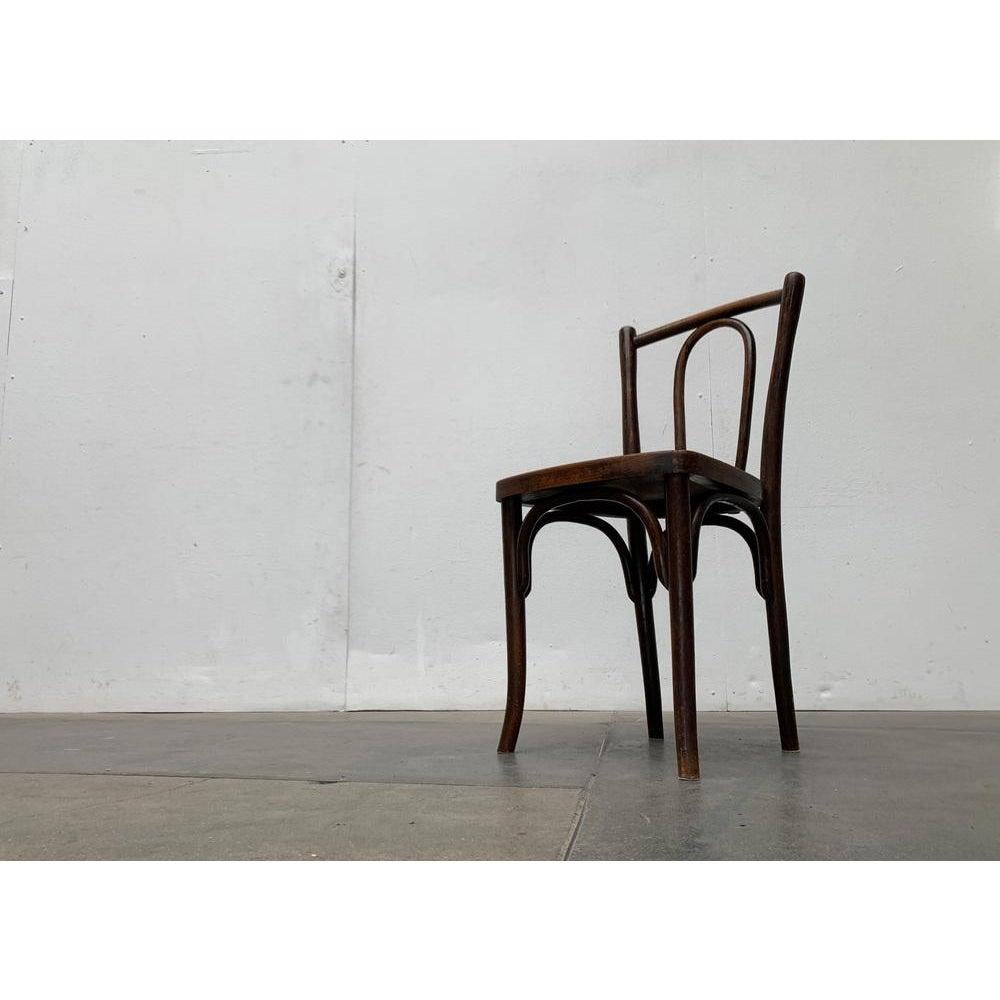 Vecchia sedia Bugholz. Purtroppo il produttore non è visibile. Probabilmente Thonet/Kohn, Fischel o simili.

Un classico dell'inizio del XX secolo: colpiscono i complessi dettagli di connessione della cornice.

Informazioni aggiuntive:
Materiali: