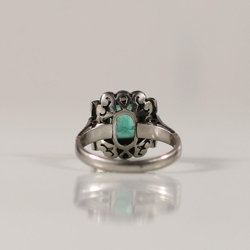Art Deco Ring aus Platin mit natürlichem Smaragd und Diamant in Lünette (Art déco)