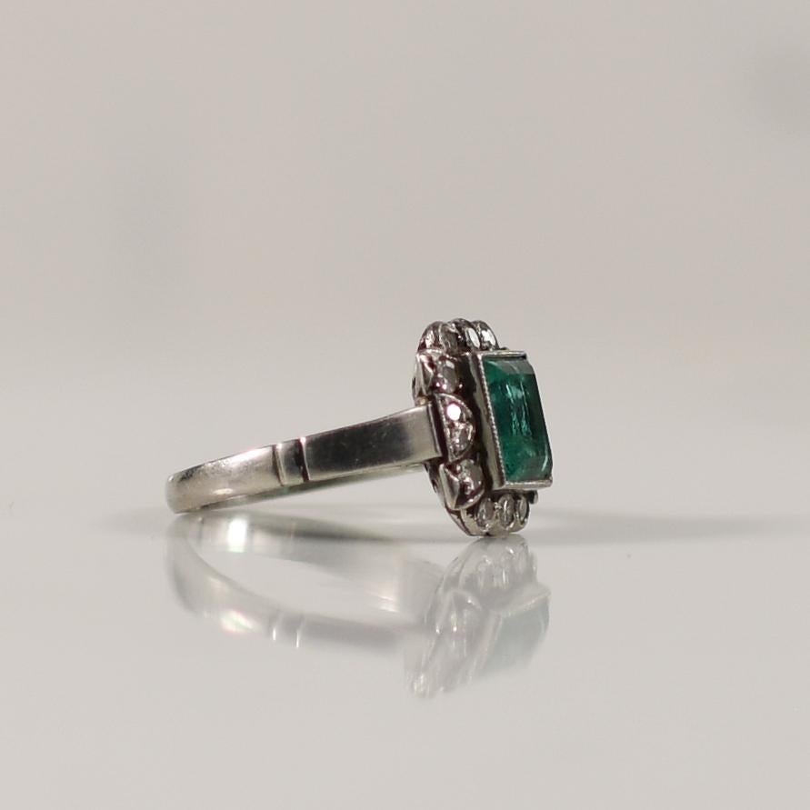 Art Deco Ring aus Platin mit natürlichem Smaragd und Diamant in Lünette (Smaragdschliff)