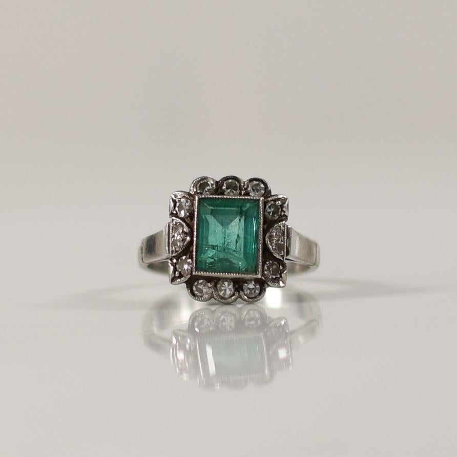 Art Deco Ring aus Platin mit natürlichem Smaragd und Diamant in Lünette im Zustand „Gut“ in Addison, TX