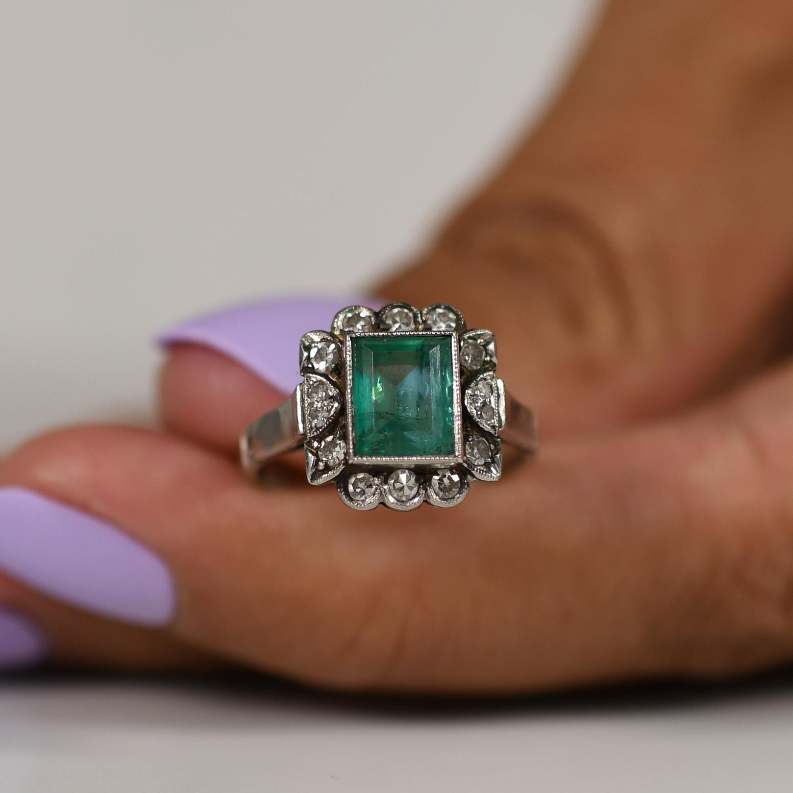 Art Deco Ring aus Platin mit natürlichem Smaragd und Diamant in Lünette Damen
